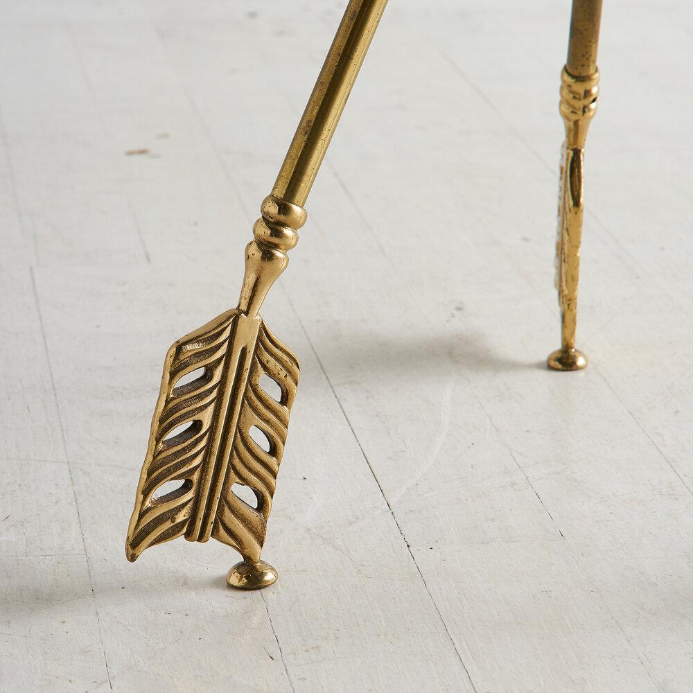 A simple, elegant and stylish European brass tripod table featuring an arrow motif and a removable tray top table. Attributed to Maison Jansen.

Dimensions: 31.5