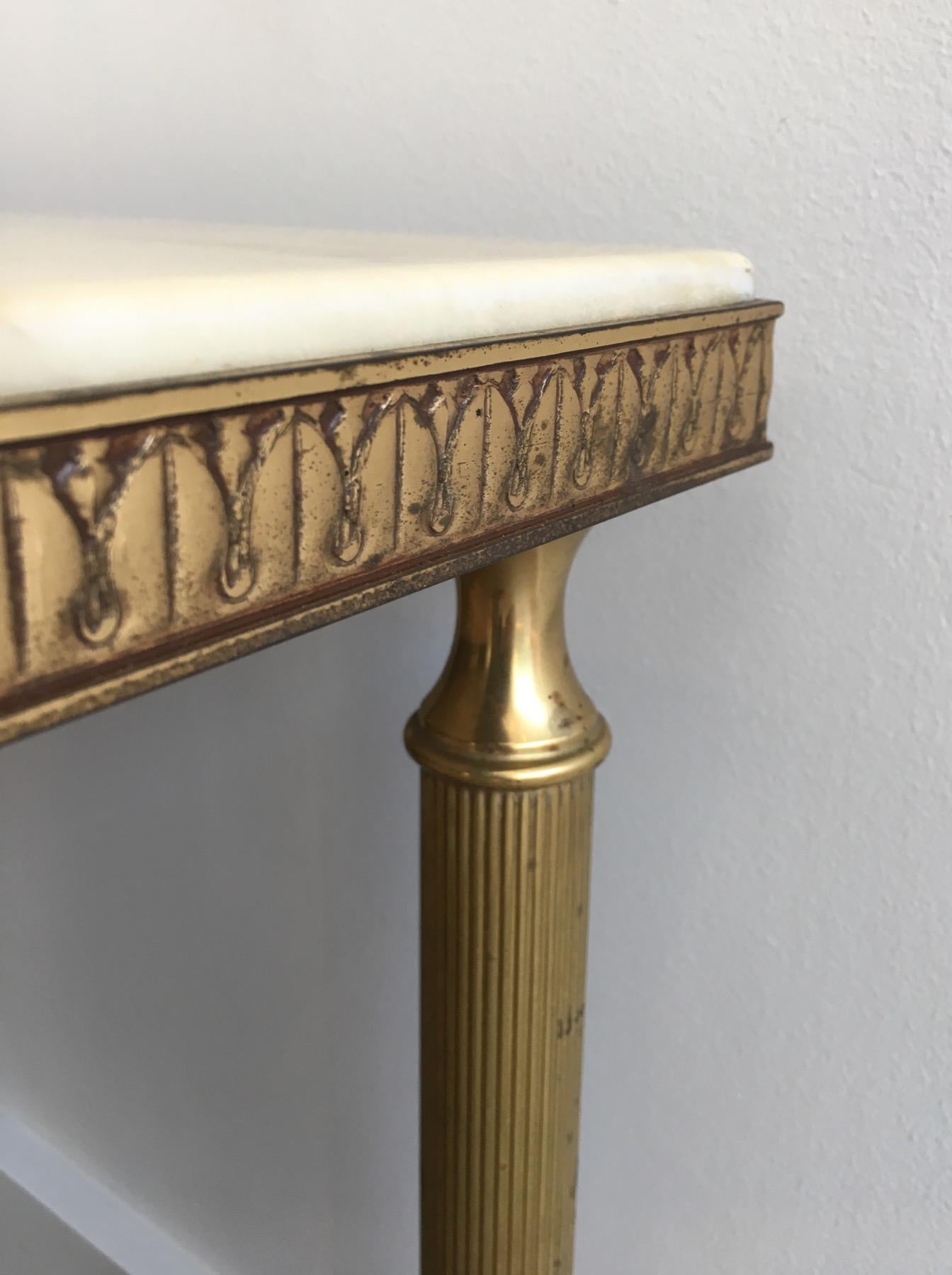 Attribué à la Maison Jansen. Table basse néoclassique en laiton avec plateau en marbre 3