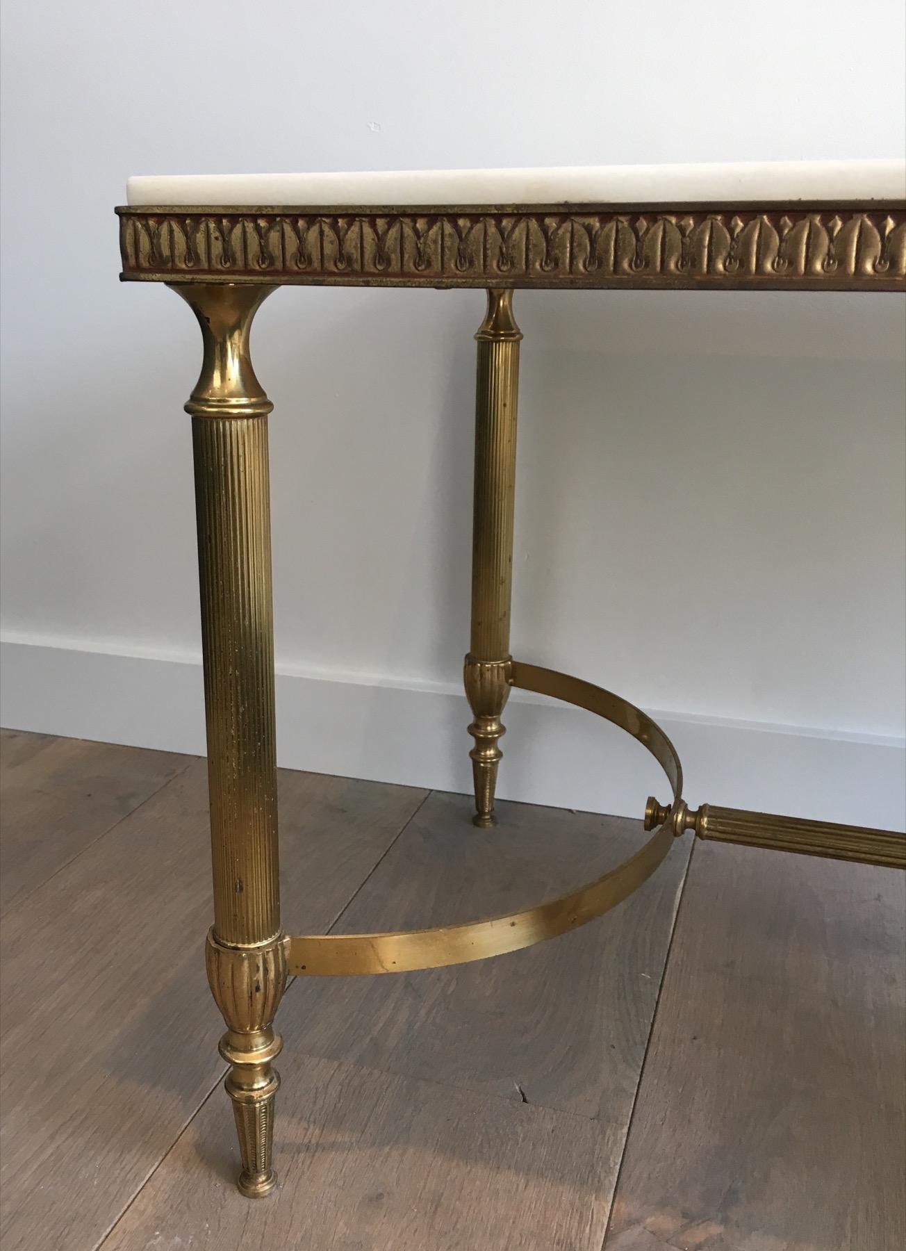 Attribué à la Maison Jansen. Table basse néoclassique en laiton avec plateau en marbre 4
