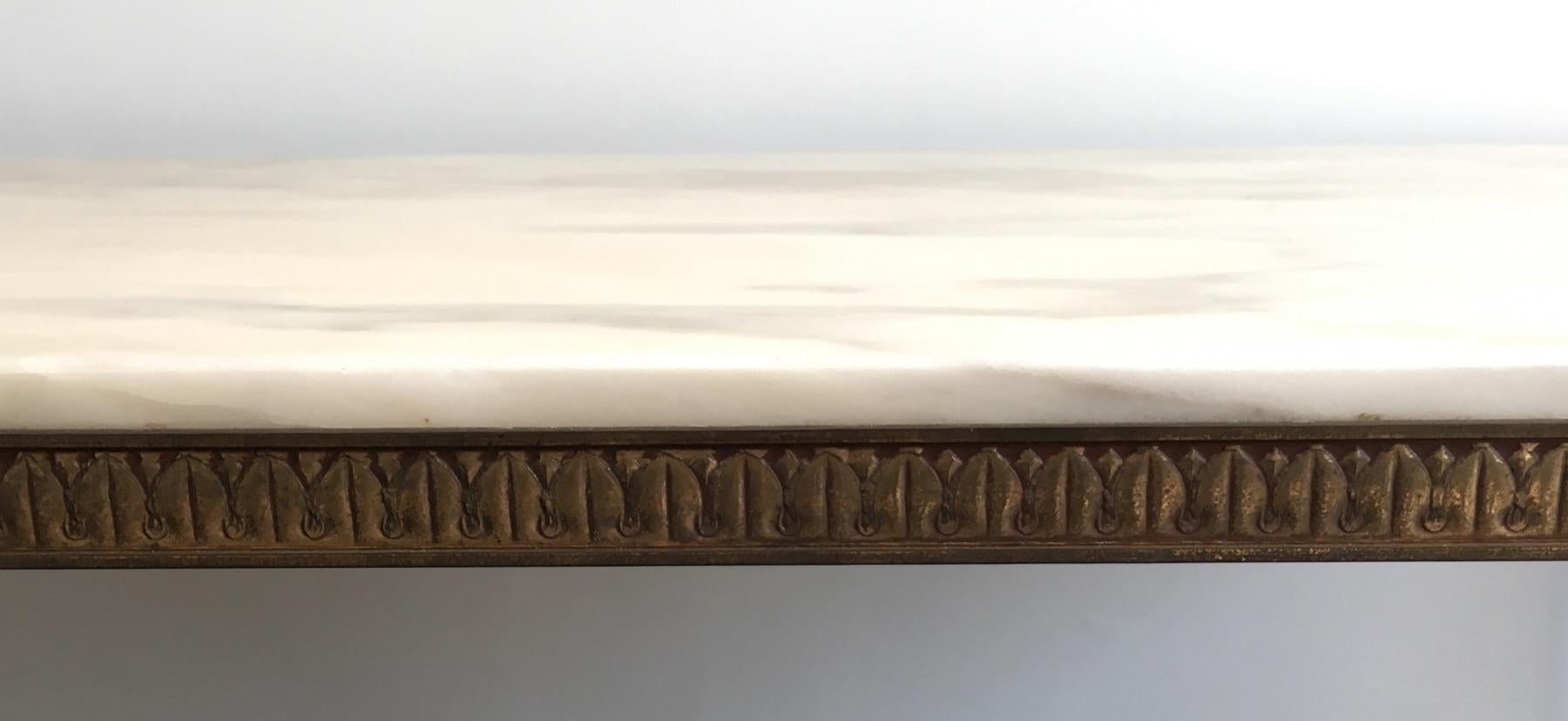 Attribué à la Maison Jansen. Table basse néoclassique en laiton avec plateau en marbre 5