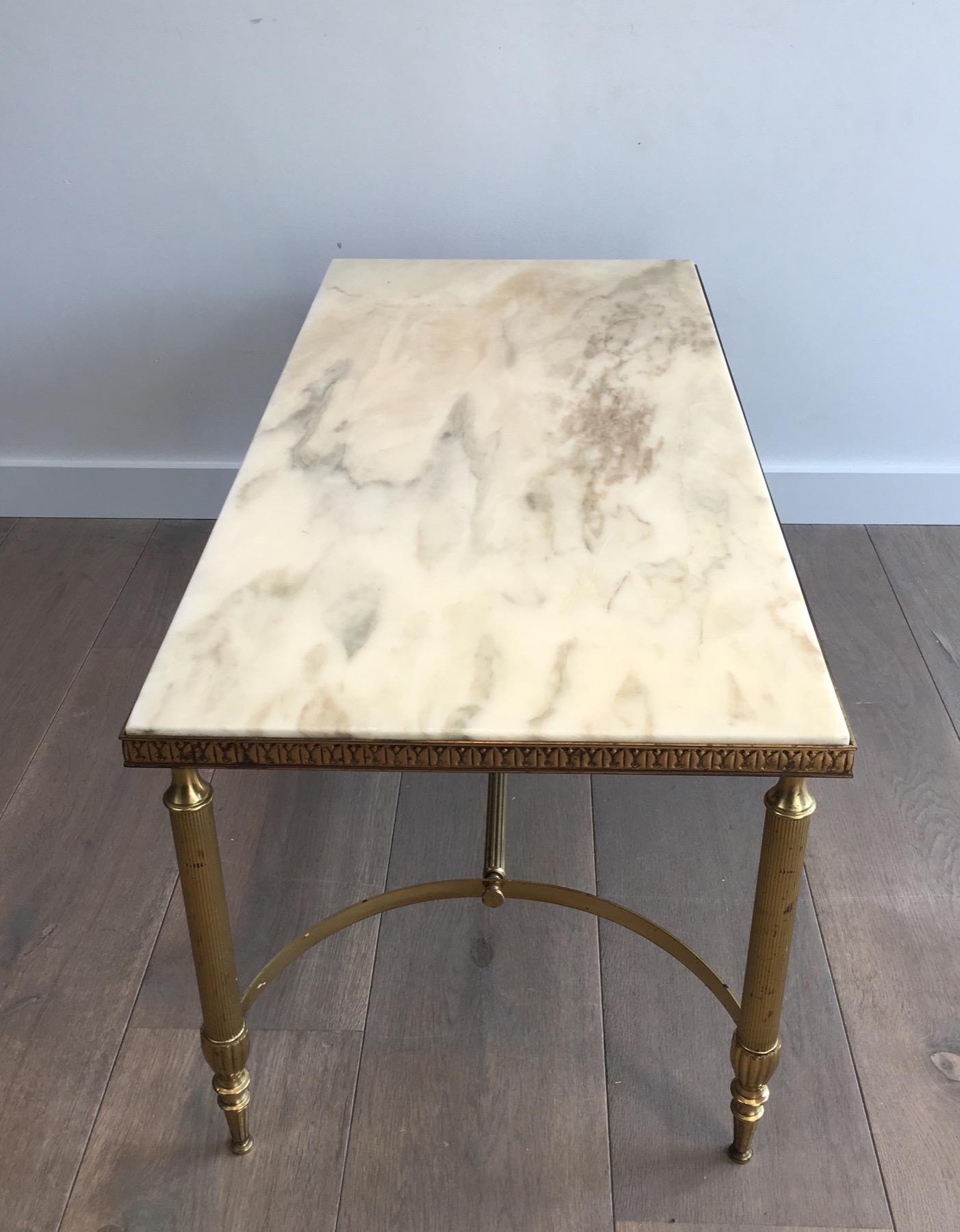Attribué à la Maison Jansen. Table basse néoclassique en laiton avec plateau en marbre 6