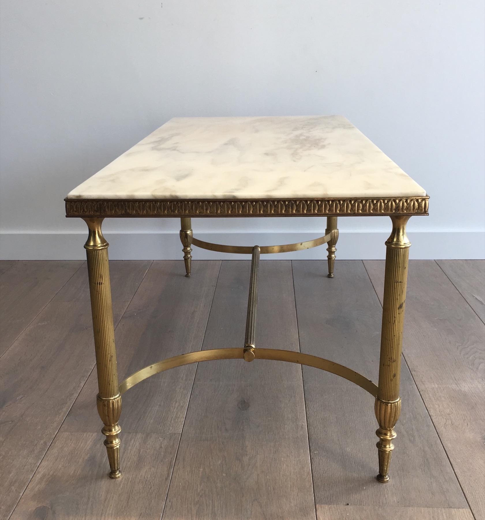 Attribué à la Maison Jansen. Table basse néoclassique en laiton avec plateau en marbre 7