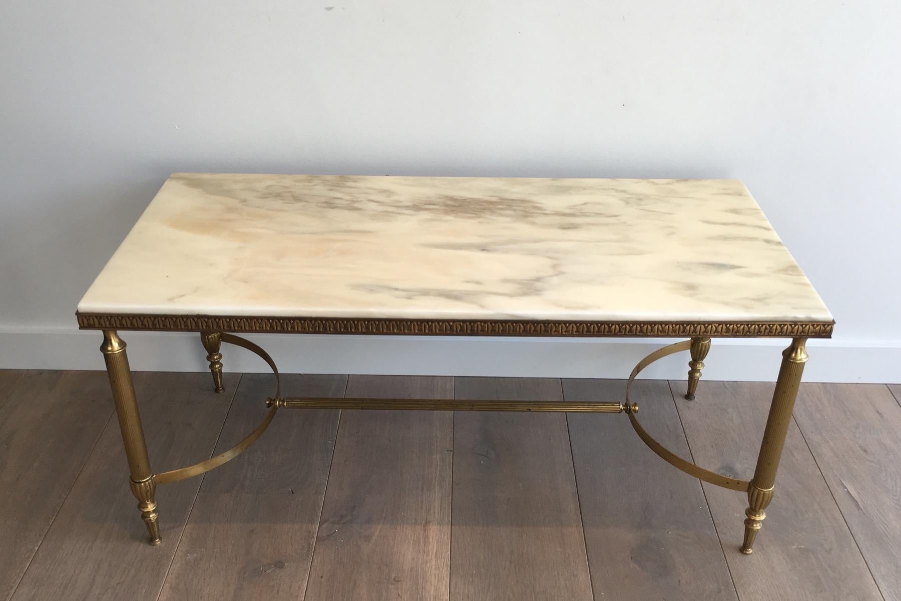 Attribué à la Maison Jansen. Table basse néoclassique en laiton avec plateau en marbre 8