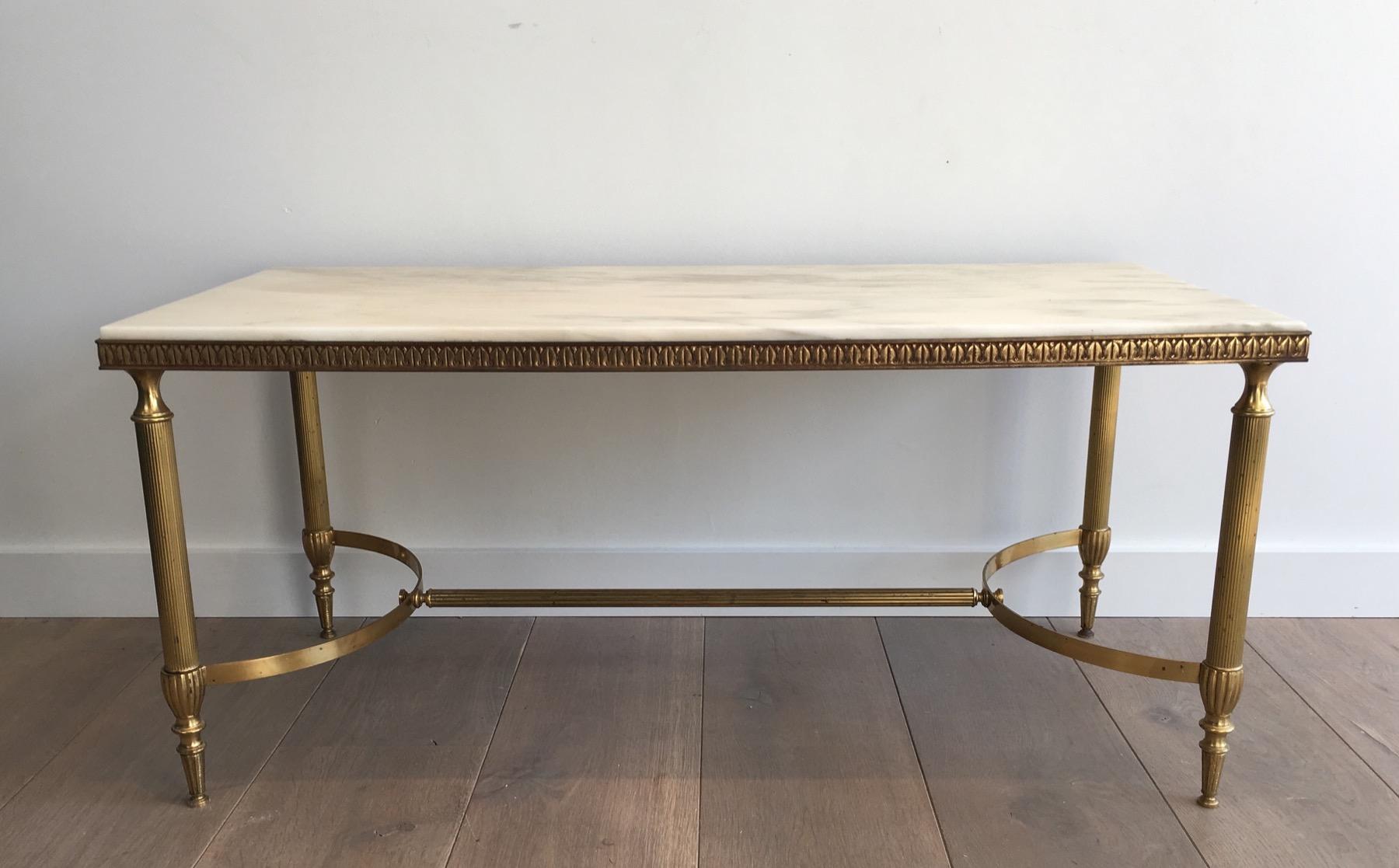 Attribué à la Maison Jansen. Table basse néoclassique en laiton avec plateau en marbre 9