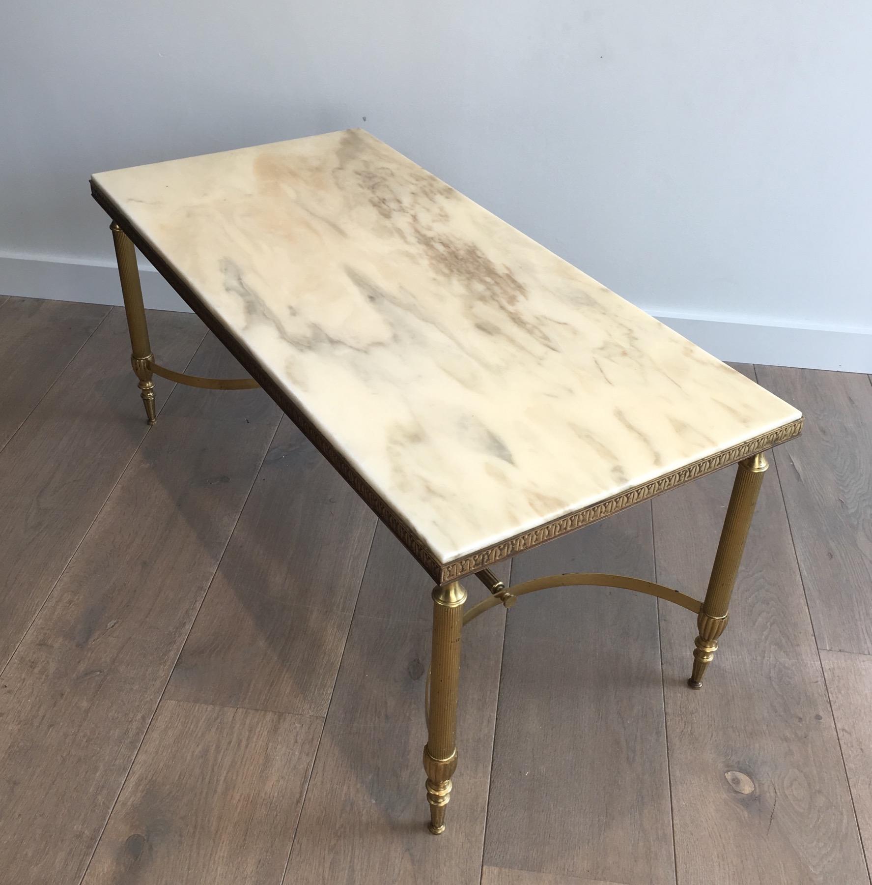 Attribué à la Maison Jansen. Table basse néoclassique en laiton avec plateau en marbre 10