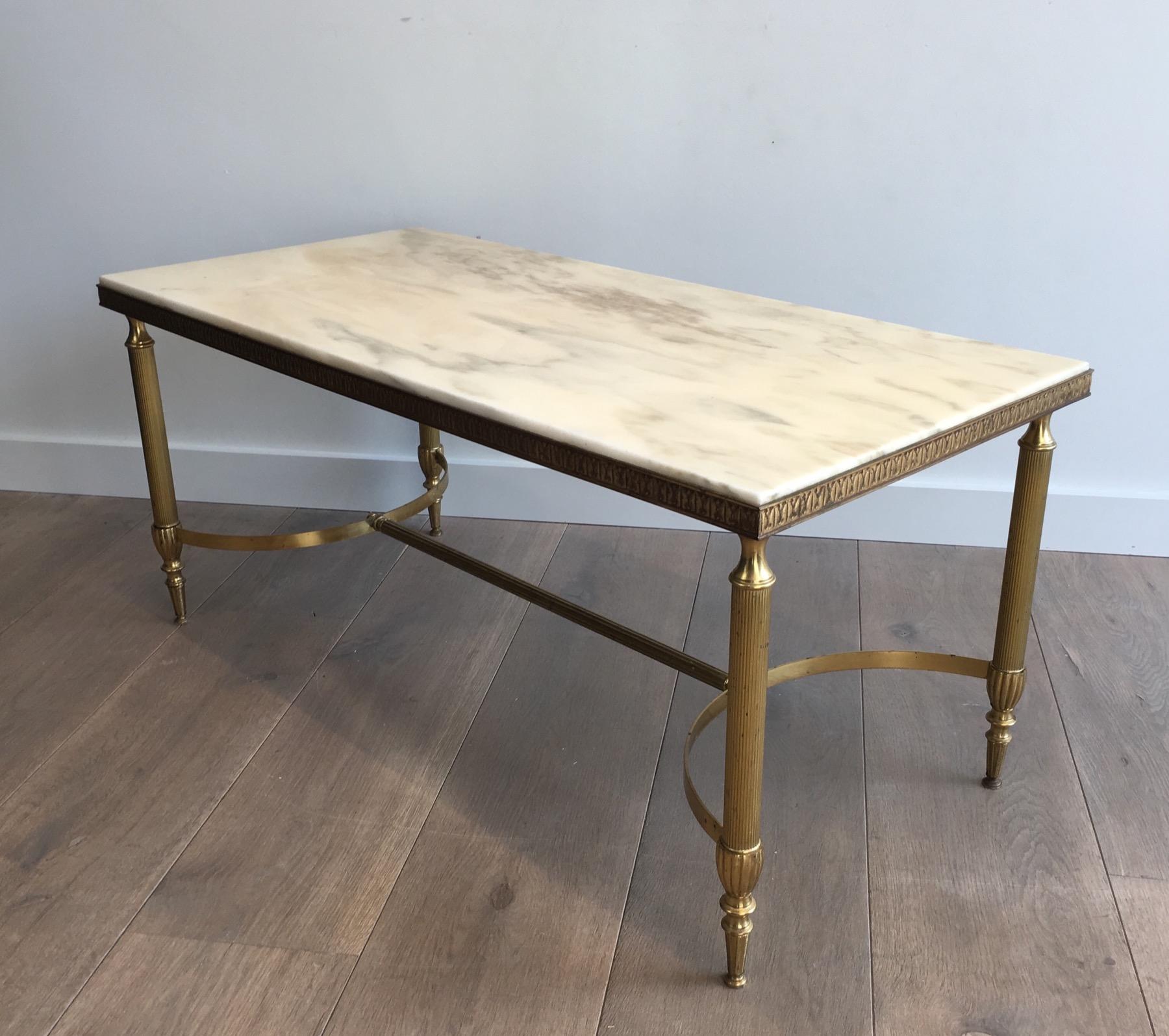 Néoclassique Attribué à la Maison Jansen. Table basse néoclassique en laiton avec plateau en marbre