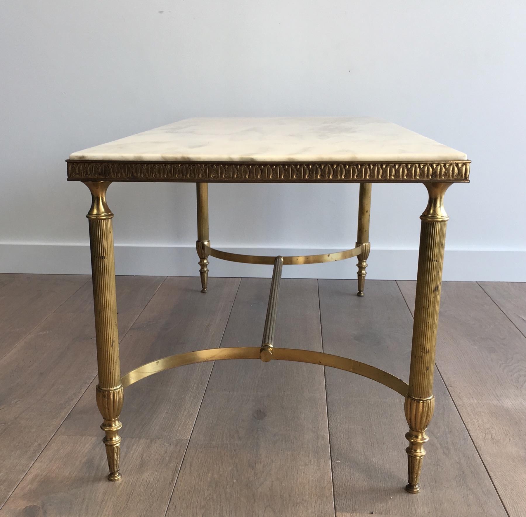 Français Attribué à la Maison Jansen. Table basse néoclassique en laiton avec plateau en marbre