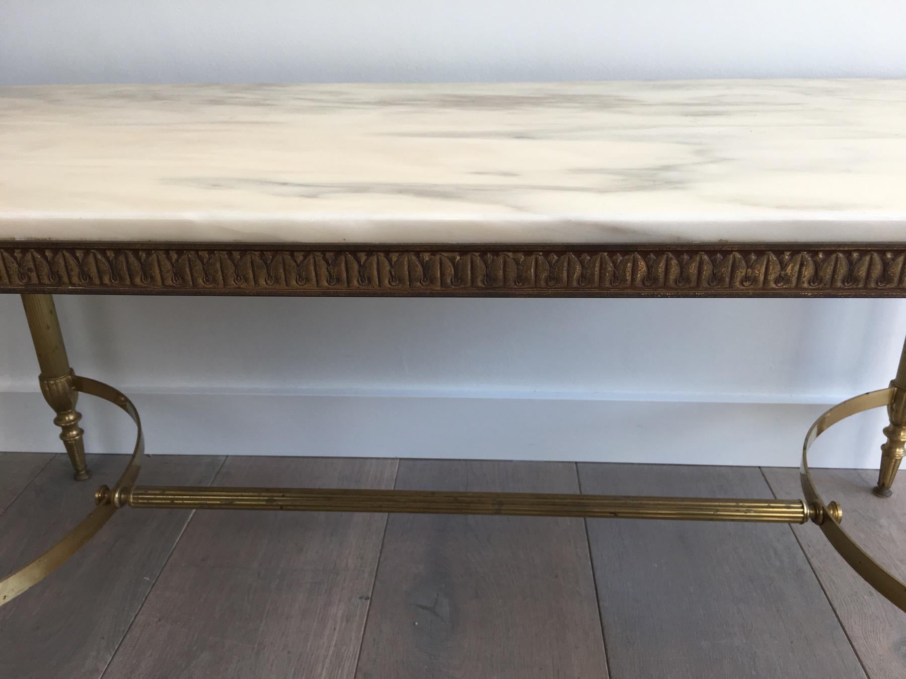 Attribué à la Maison Jansen. Table basse néoclassique en laiton avec plateau en marbre Bon état à Marcq-en-Barœul, Hauts-de-France