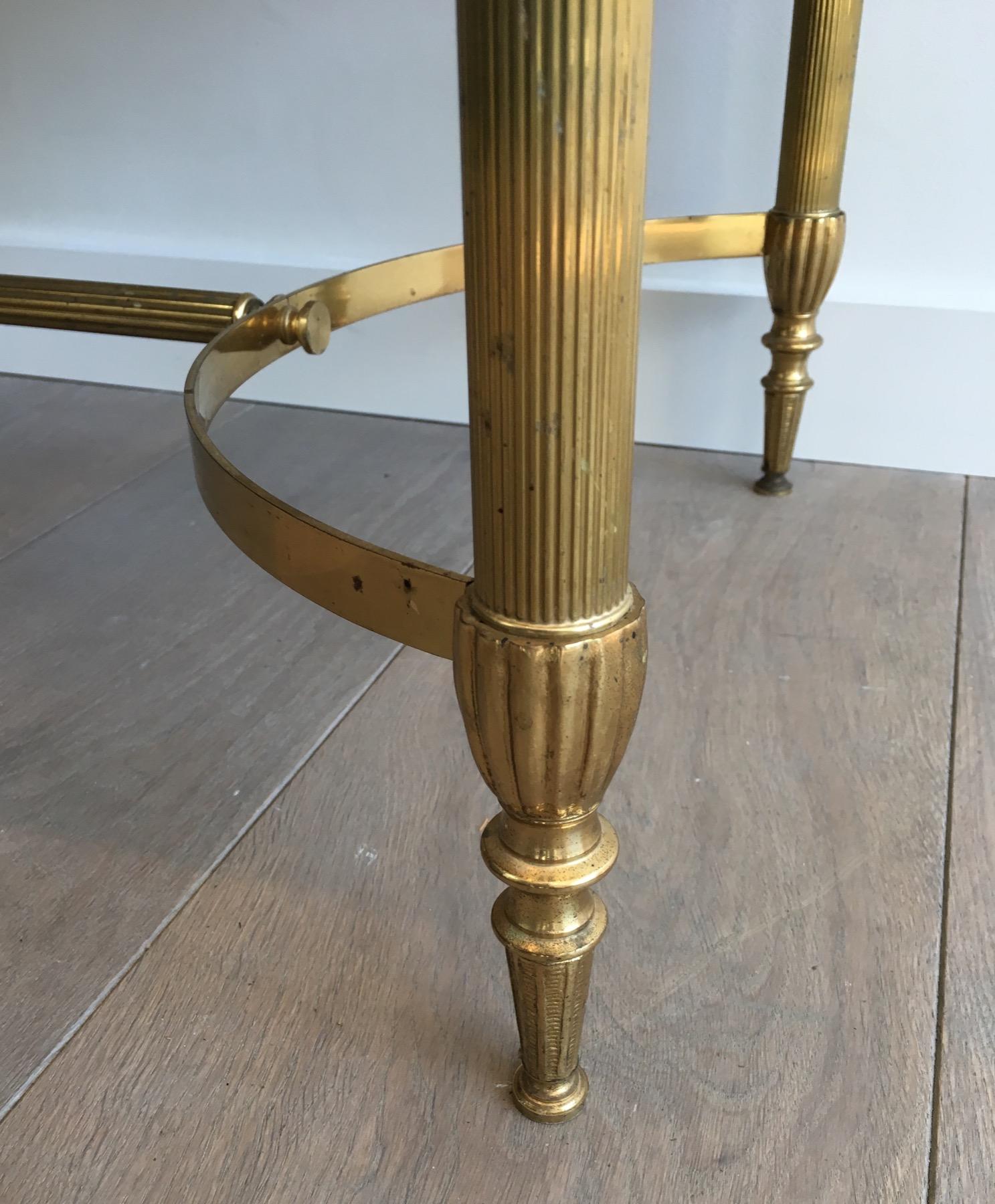 Laiton Attribué à la Maison Jansen. Table basse néoclassique en laiton avec plateau en marbre