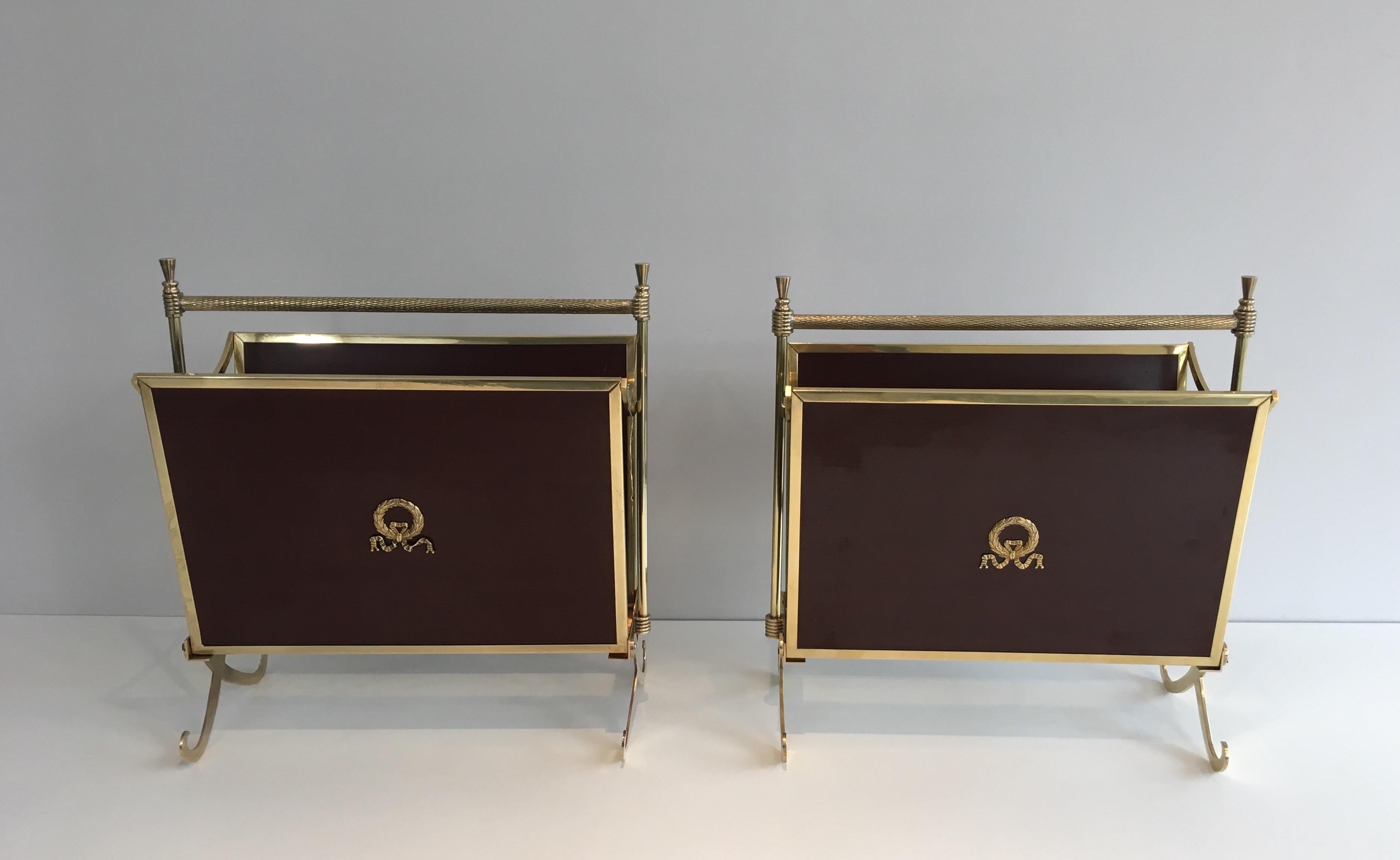 Attribuito alla Maison Jansen. Rara coppia di portariviste neoclassici in mogano e ottone. Circa 1940