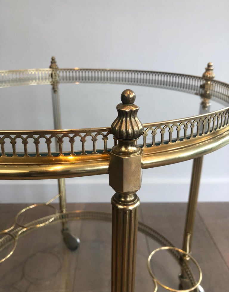 Attributed to Maison Jansen, Round Neoclassical Style Brass Drinks Trolley In Good Condition For Sale In Marcq-en-Baroeul, FR