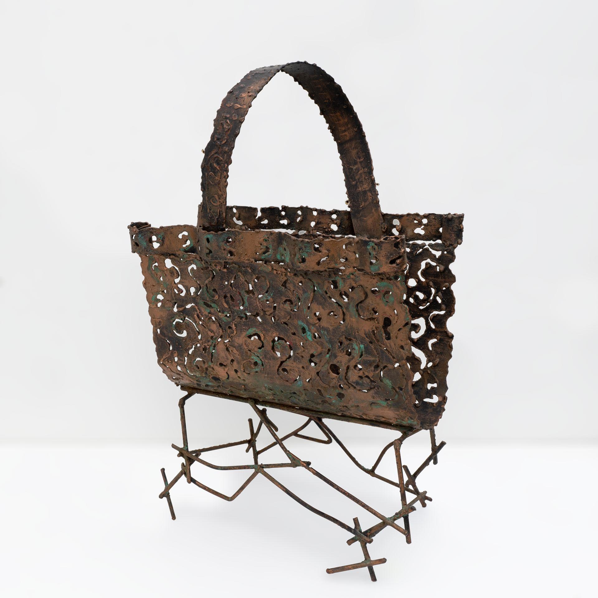 One of a kind brutalist magazine rack, designed and made in Italy in the 70s in wrought iron, with camouflage touches.
Object attributed to the artist Salvino Marsura.
In excellent vintage condition, truly unique piece.
