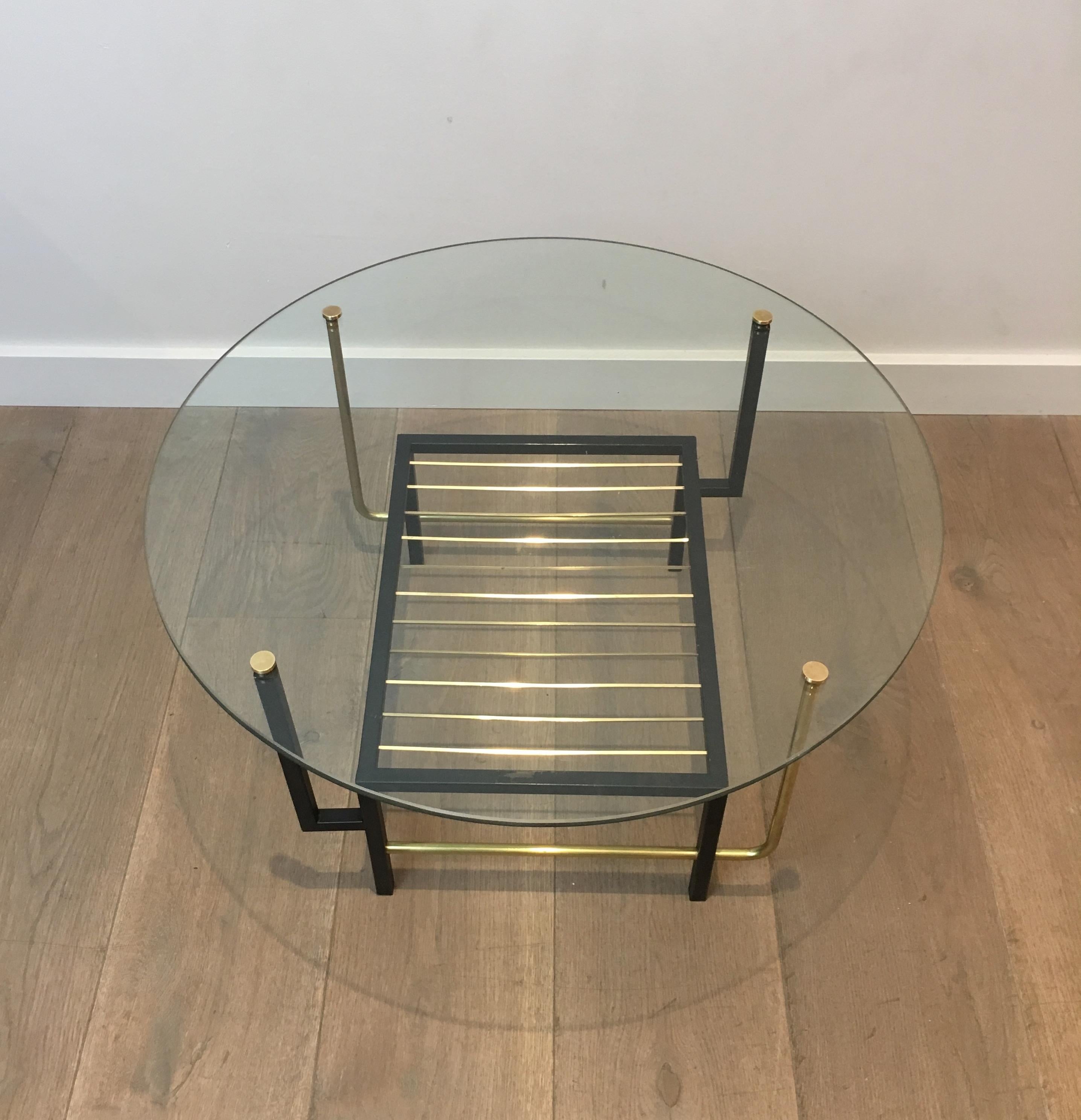 Cette belle table basse est faite de laiton et de laque noire avec une étagère en verre sur le dessus. Cette très belle table à cocktail est attribuée au célèbre designer français Mathieu Matégot, vers 1950.