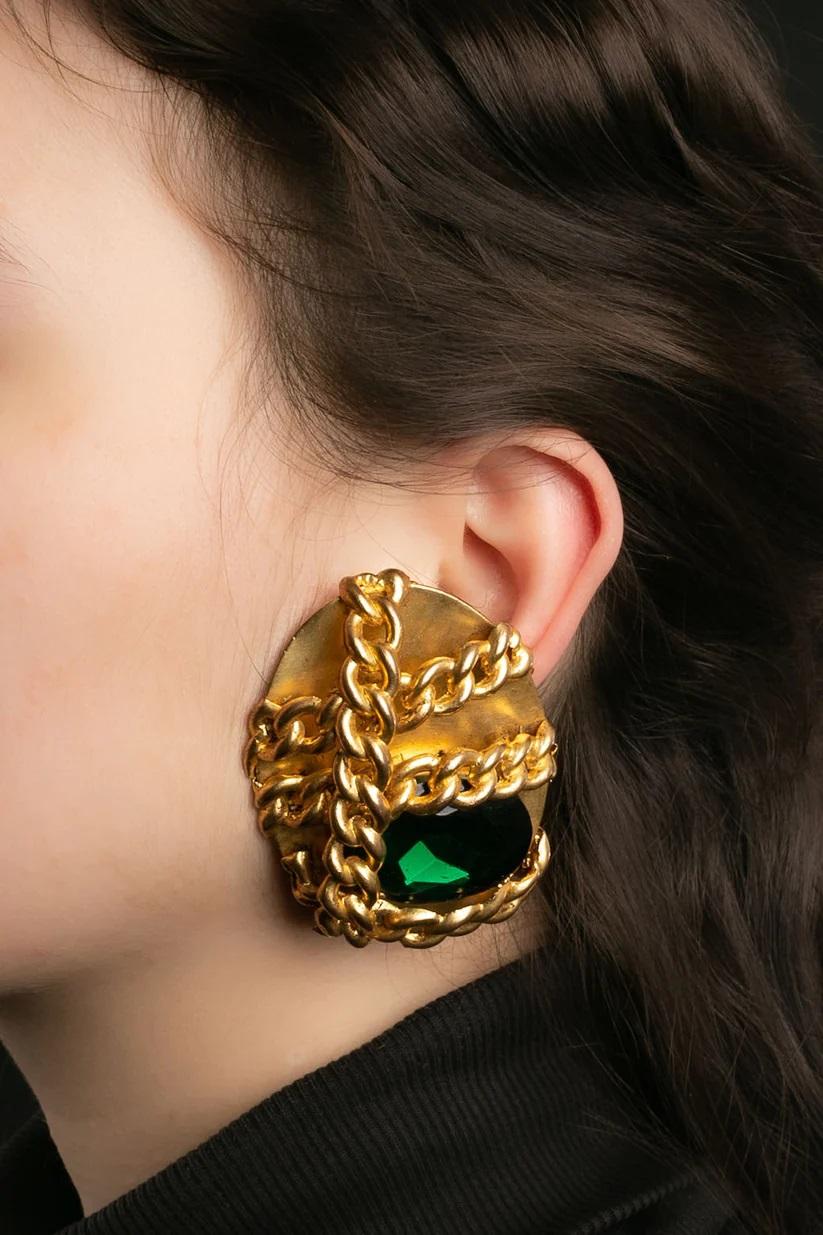 Montana - (Attributed to) Gold-plated metal and emerald cabochon clip earrings. Unsigned.

Additional information:
Dimensions: 5 W x 6 H cm
Condition: Very good condition
Seller Ref number: BO231