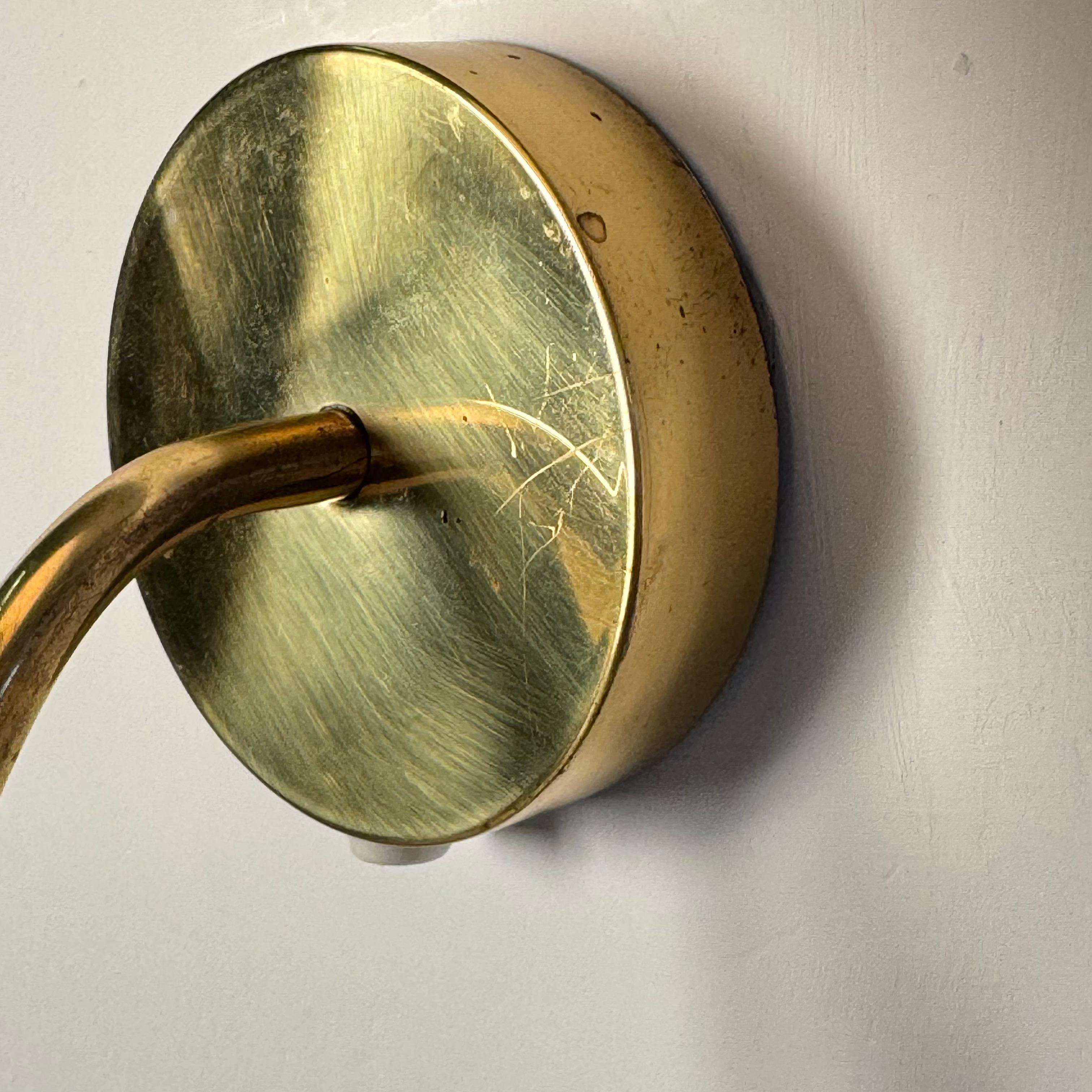 Atribuido a Paavo Tynell Pareja de apliques de latón con cristal opalino, años 40 en venta 4