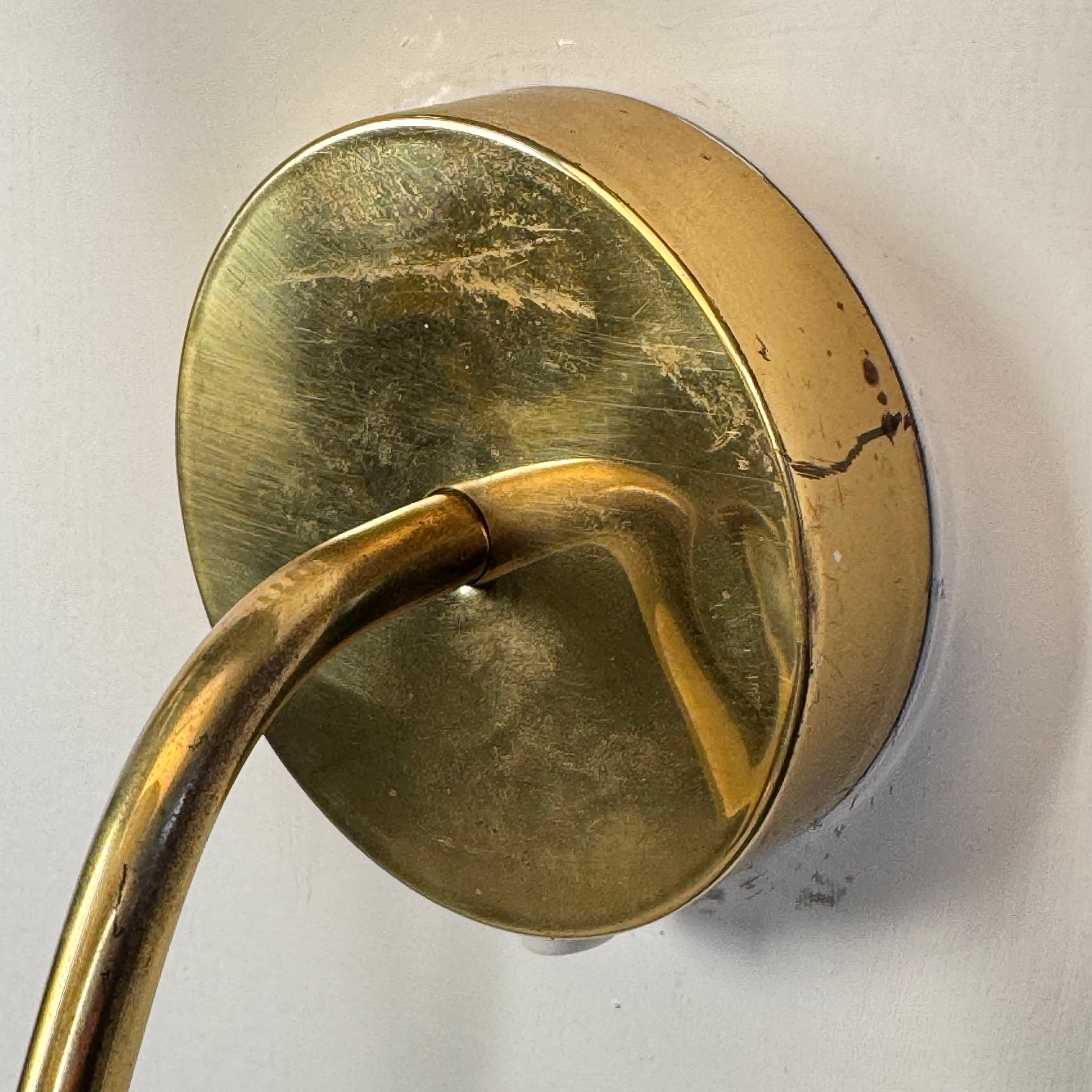 Atribuido a Paavo Tynell Pareja de apliques de latón con cristal opalino, años 40 en venta 5