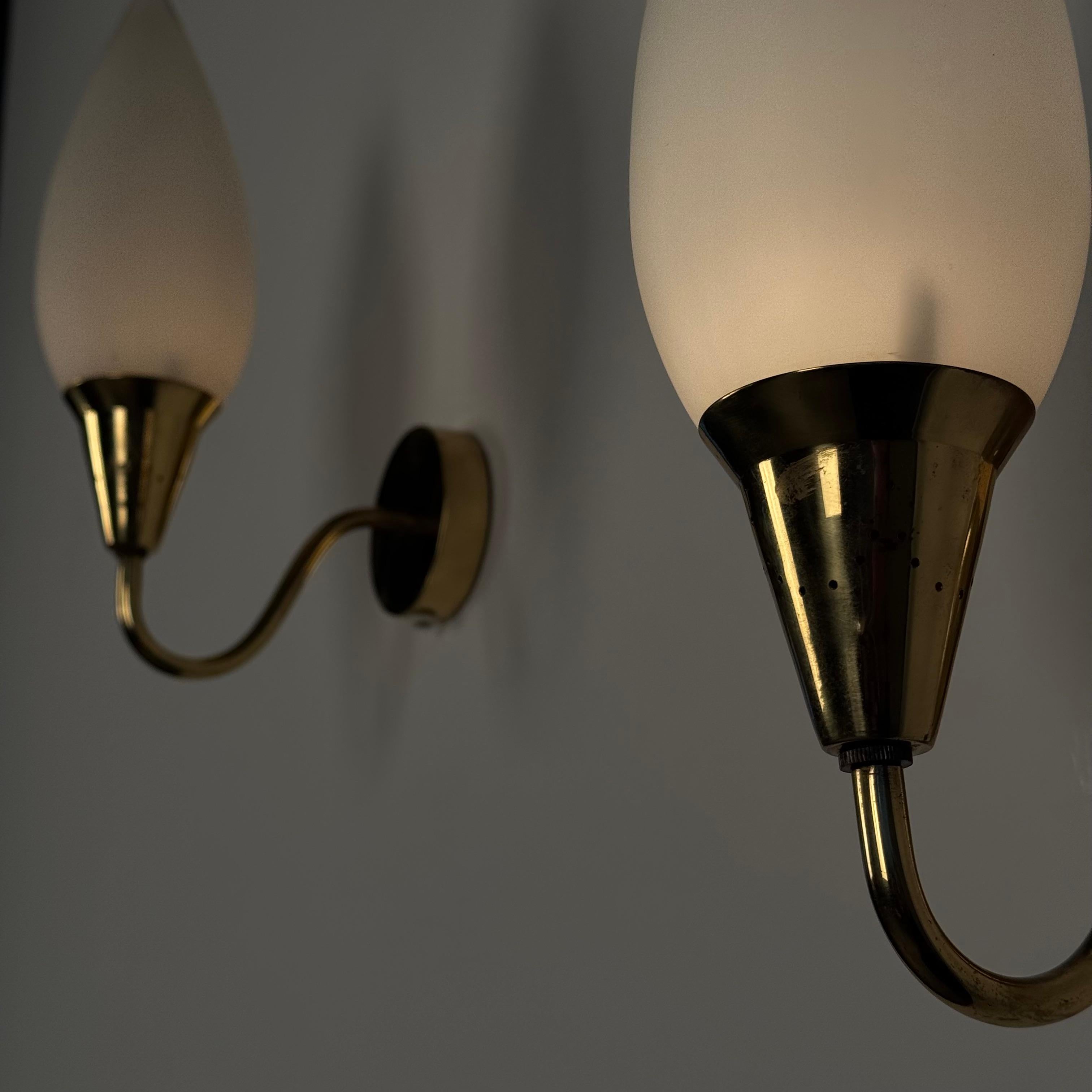 Atribuido a Paavo Tynell Pareja de apliques de latón con cristal opalino, años 40 en venta 8