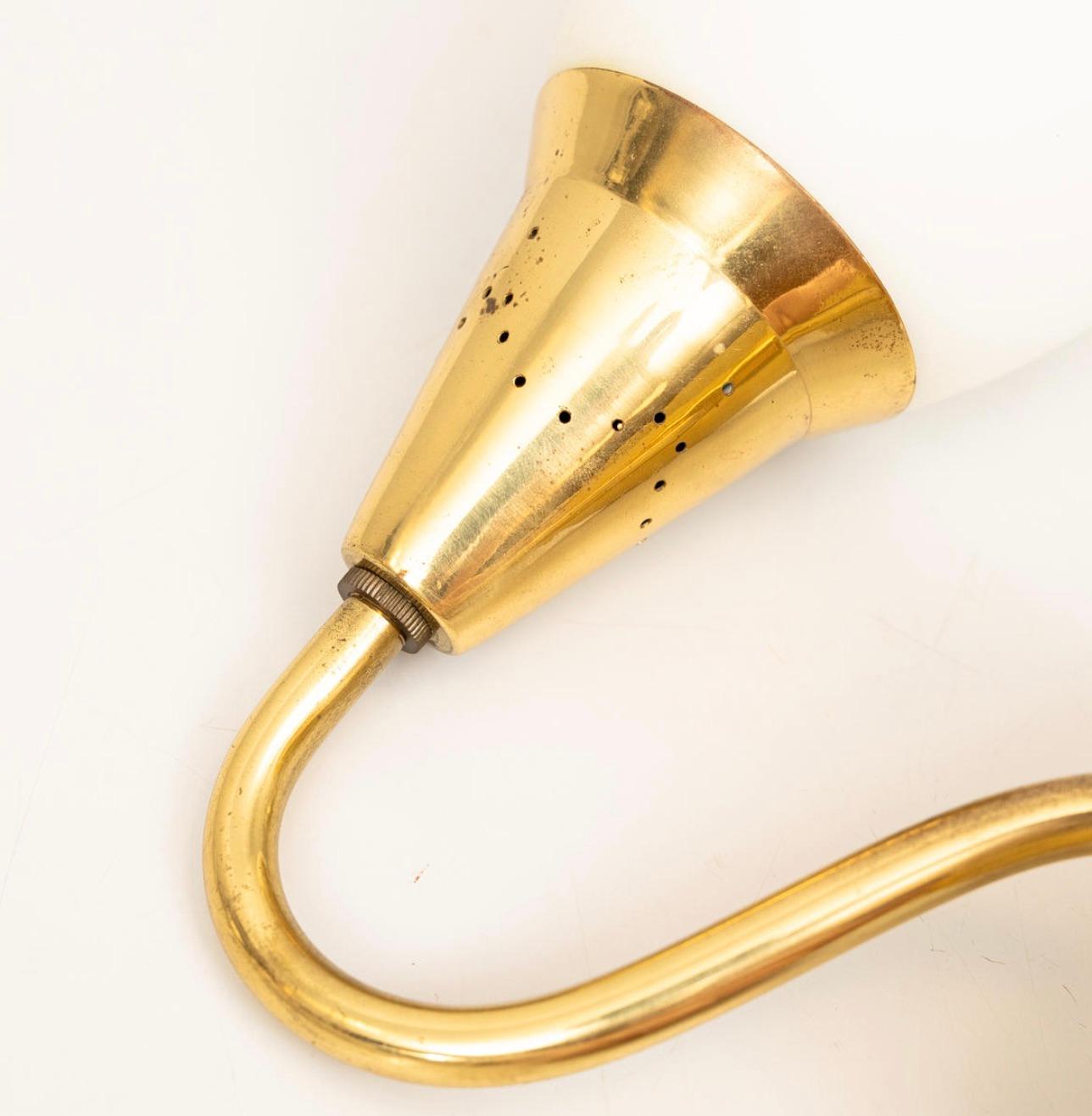 Atribuido a Paavo Tynell Pareja de apliques de latón con cristal opalino, años 40 en venta 9