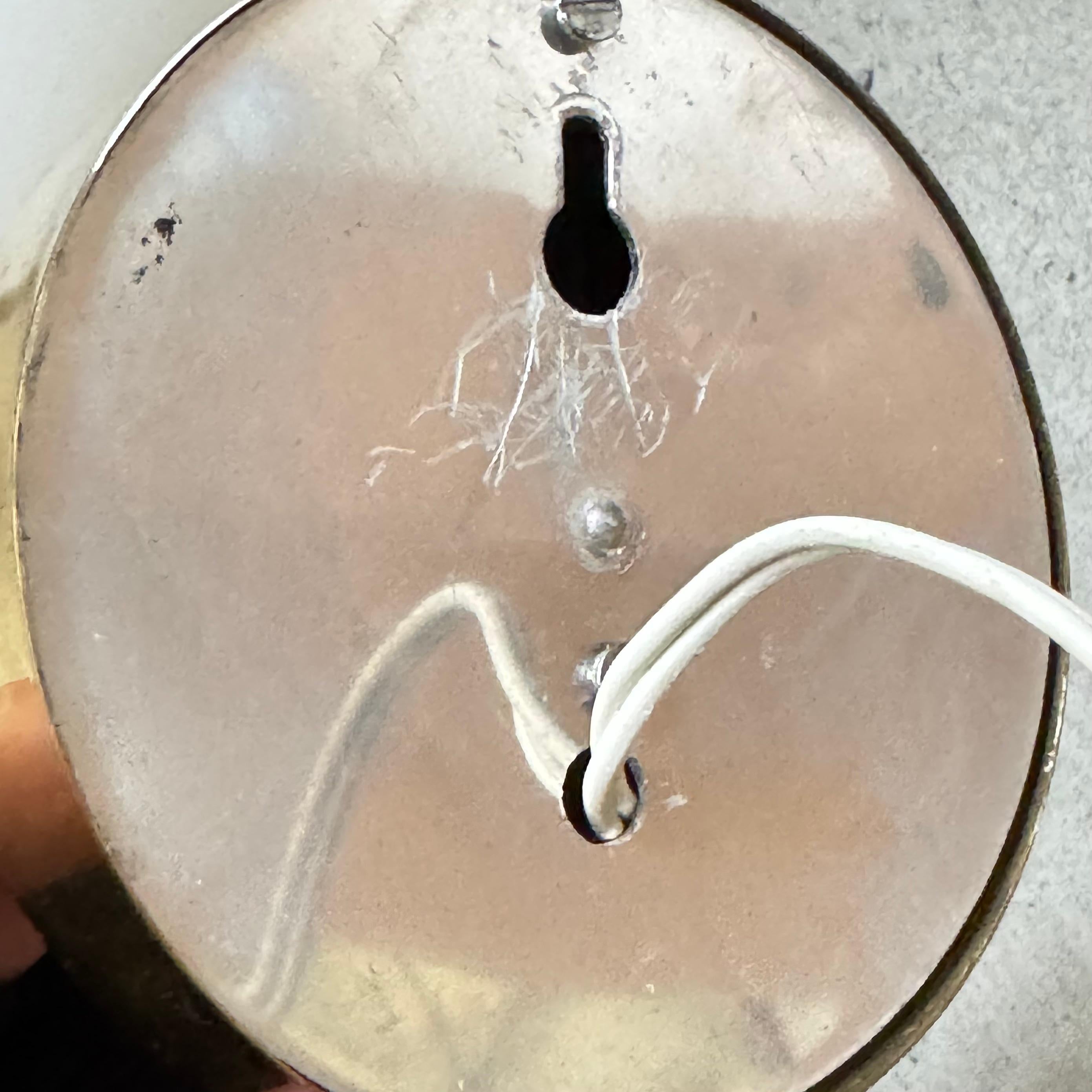 Atribuido a Paavo Tynell Pareja de apliques de latón con cristal opalino, años 40 en venta 10