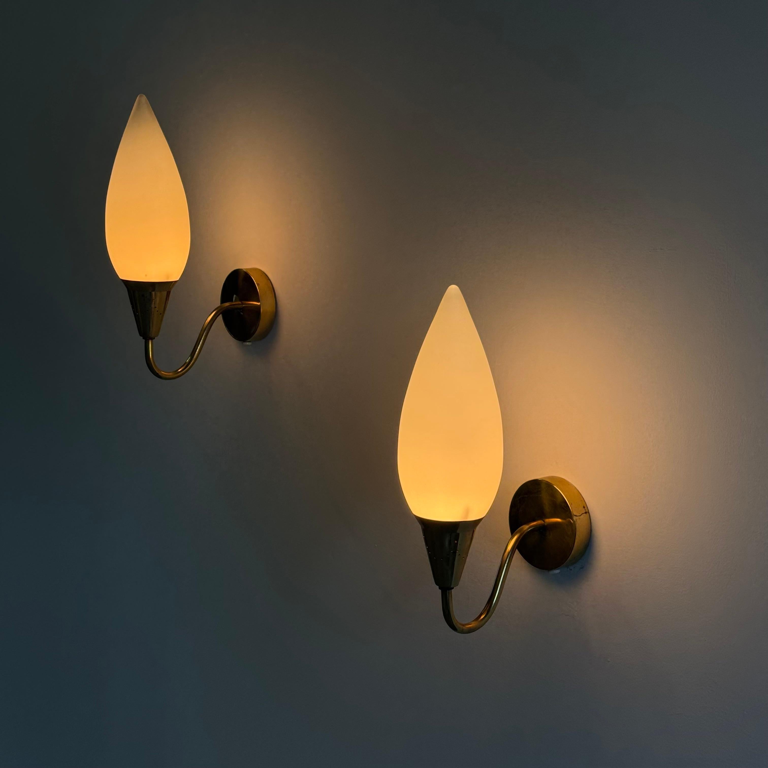 Atribuido a Paavo Tynell Pareja de apliques de latón con cristal opalino, años 40 Hecho a mano en venta