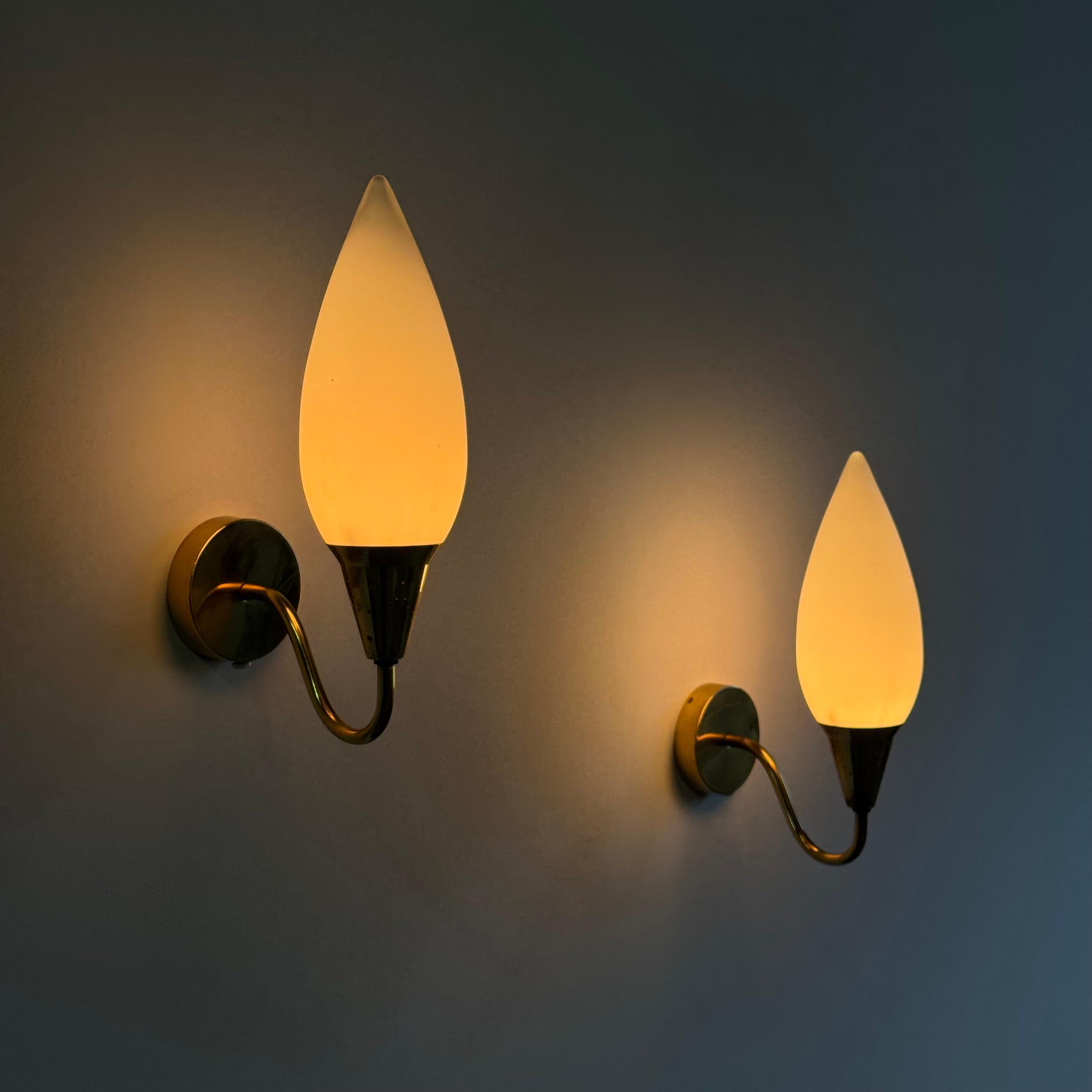 Atribuido a Paavo Tynell Pareja de apliques de latón con cristal opalino, años 40 mediados del siglo XX en venta