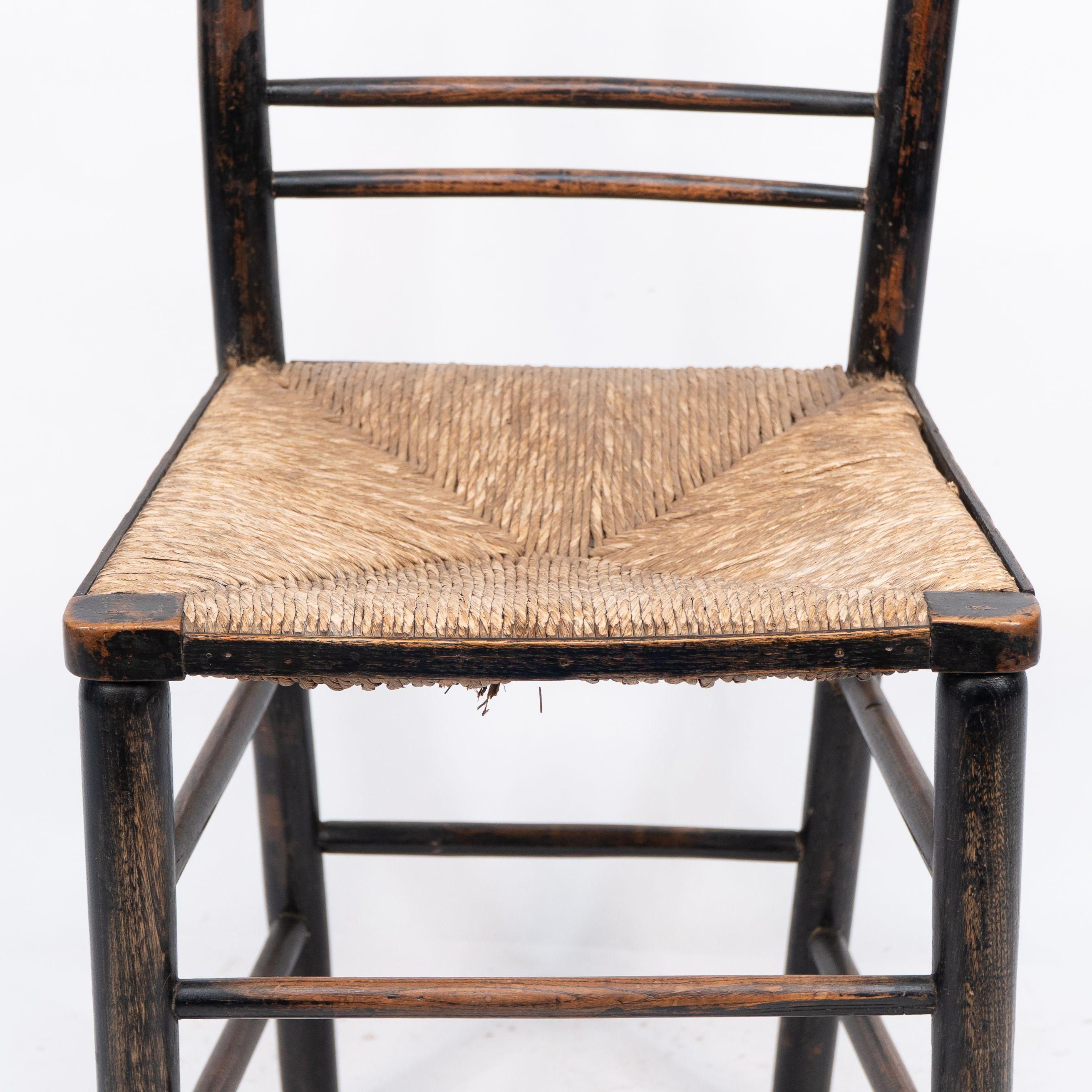 Attribuita a Philip Webb Aesthetic Movement sedia Sussex originale con seduta in giunco in vendita 3