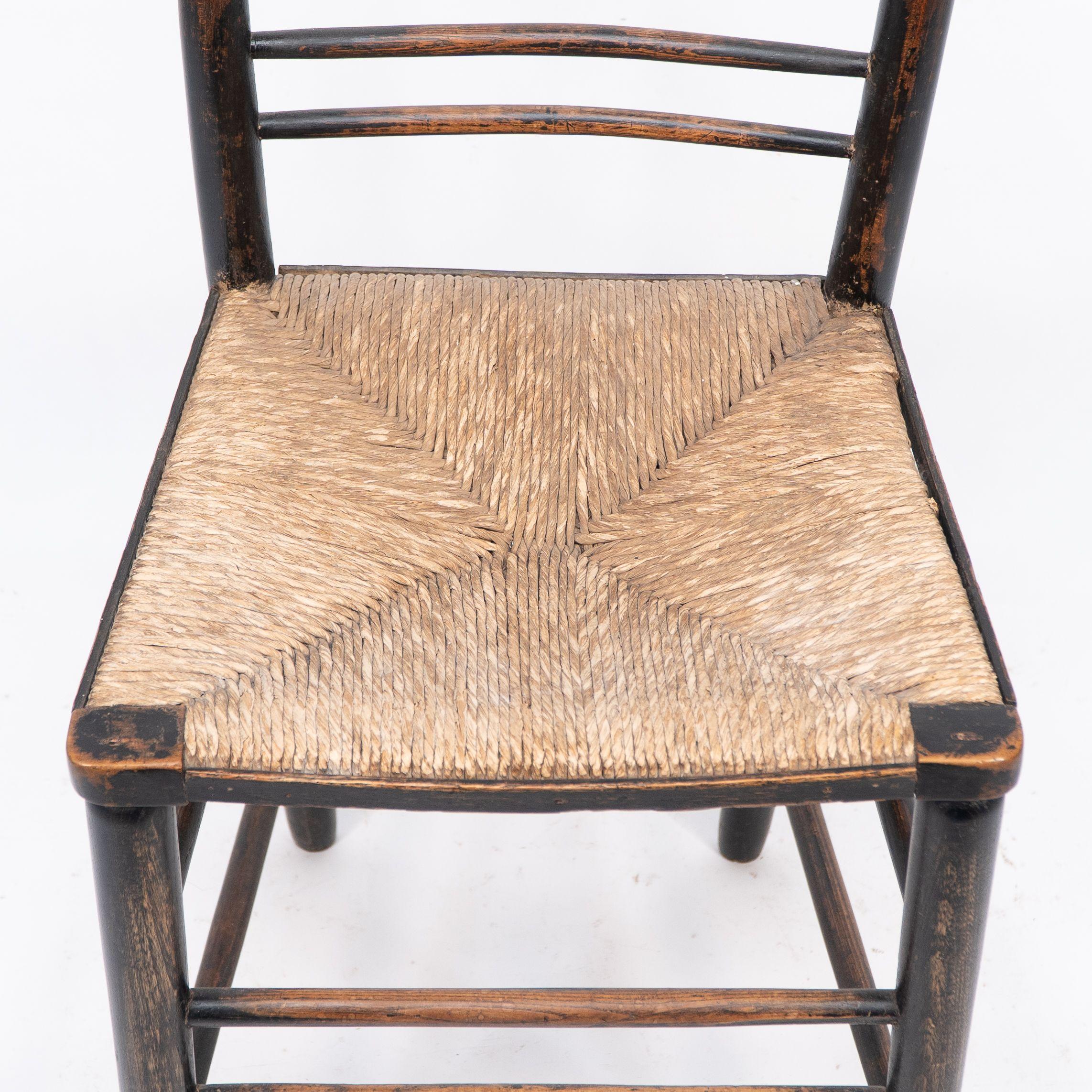 Attribuita a Philip Webb Aesthetic Movement sedia Sussex originale con seduta in giunco in vendita 4