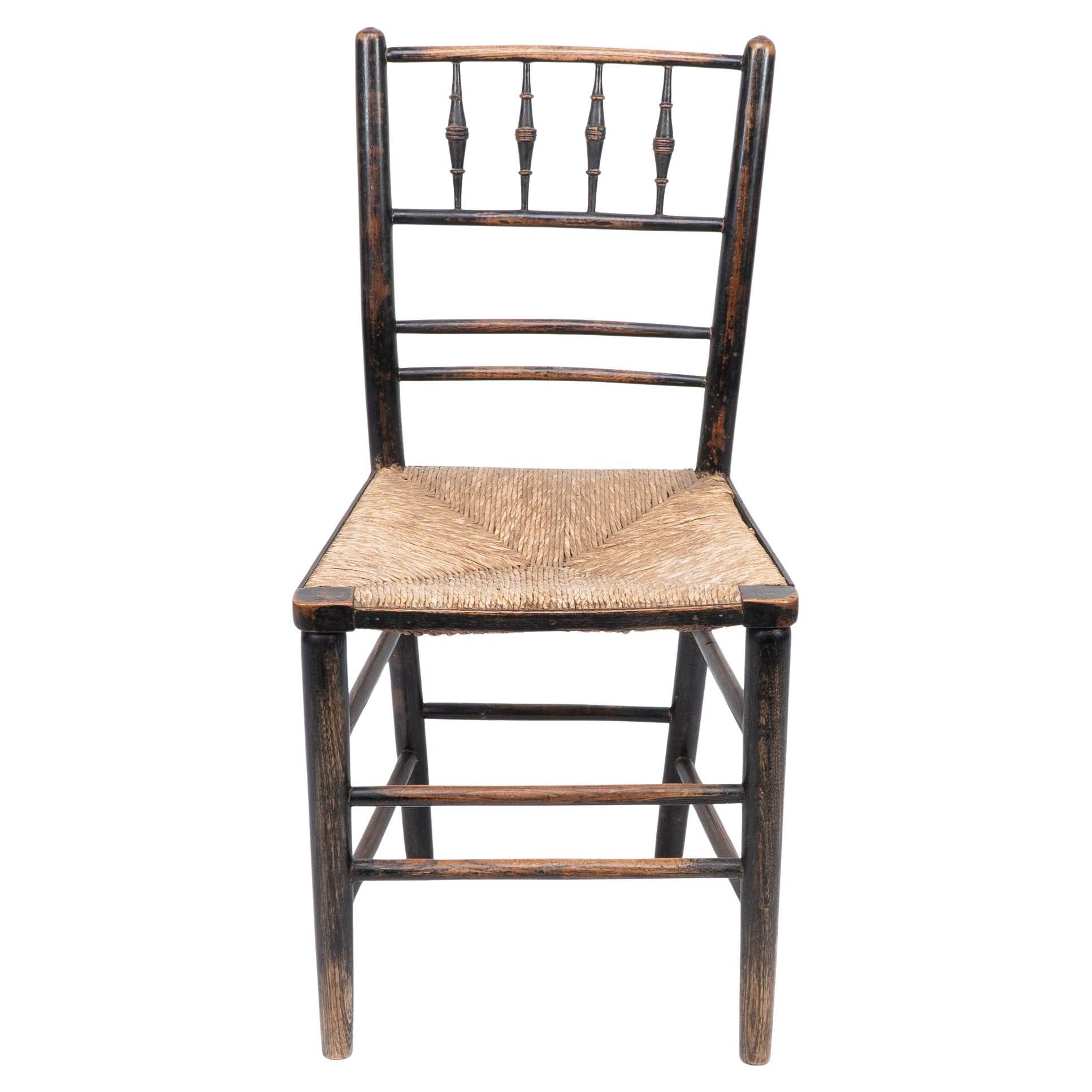 Morris & Co. Attribuita a Philip Webb Sedia con sedile in giunco del Sussex dell'Aesthetic Movement con sedile in giunco originale e pannelli laterali in giunco.
Questa sedia è stata completamente restaurata e il sedile è stato rivestito di nuovo