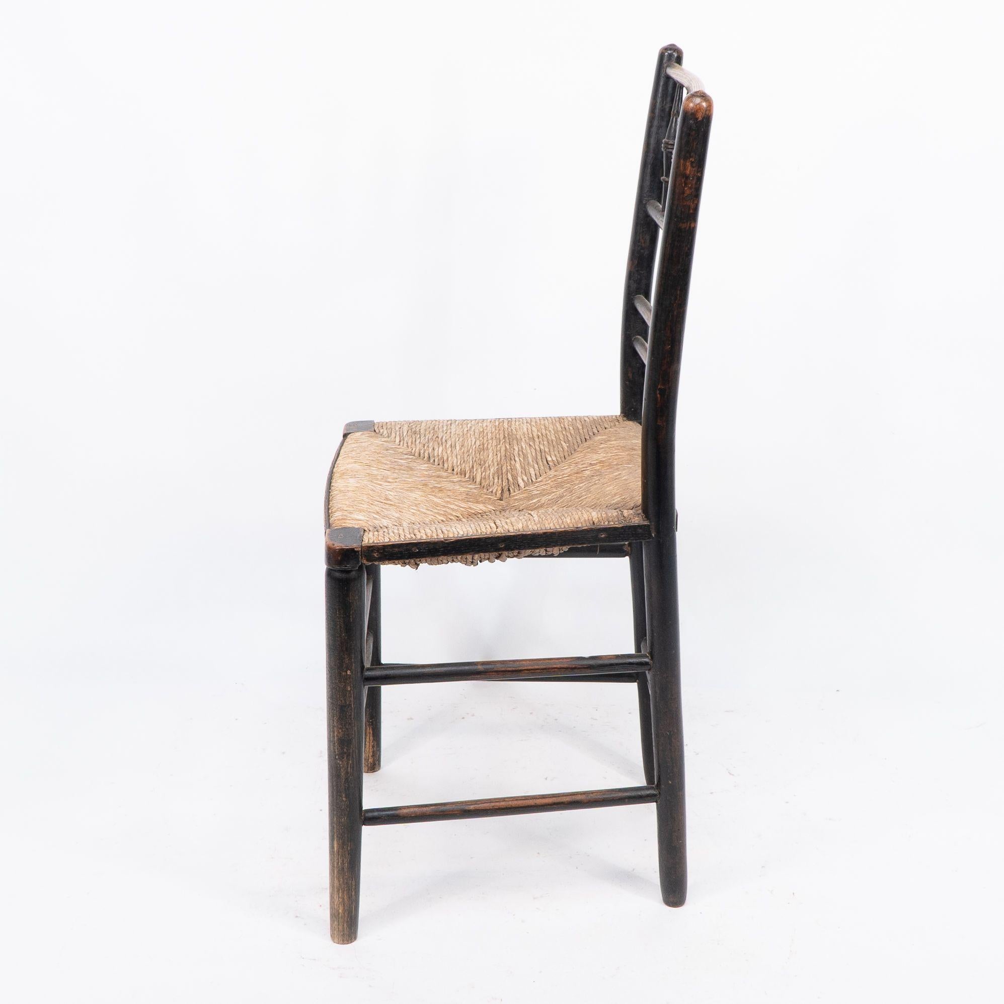 Britannico Attribuita a Philip Webb Aesthetic Movement sedia Sussex originale con seduta in giunco in vendita