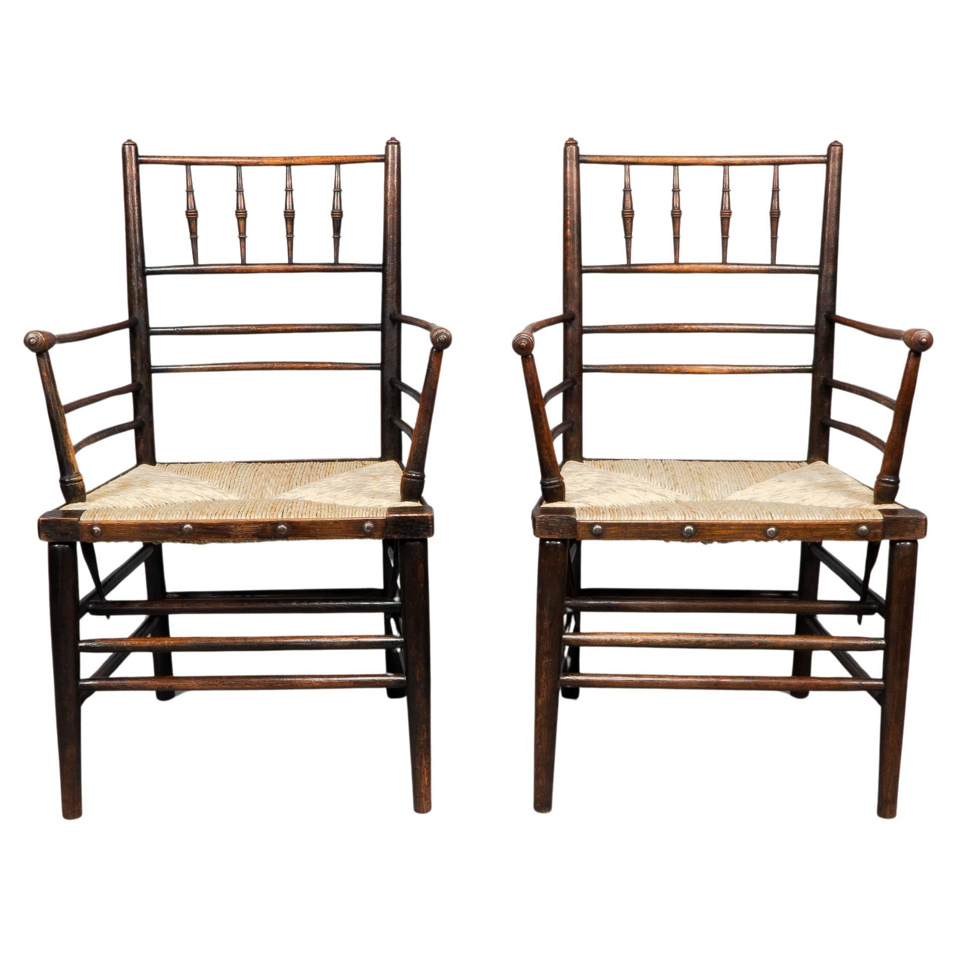 Atribuido a Philip Webb Rara pareja de grandes sillones Sussex, totalmente restaurados