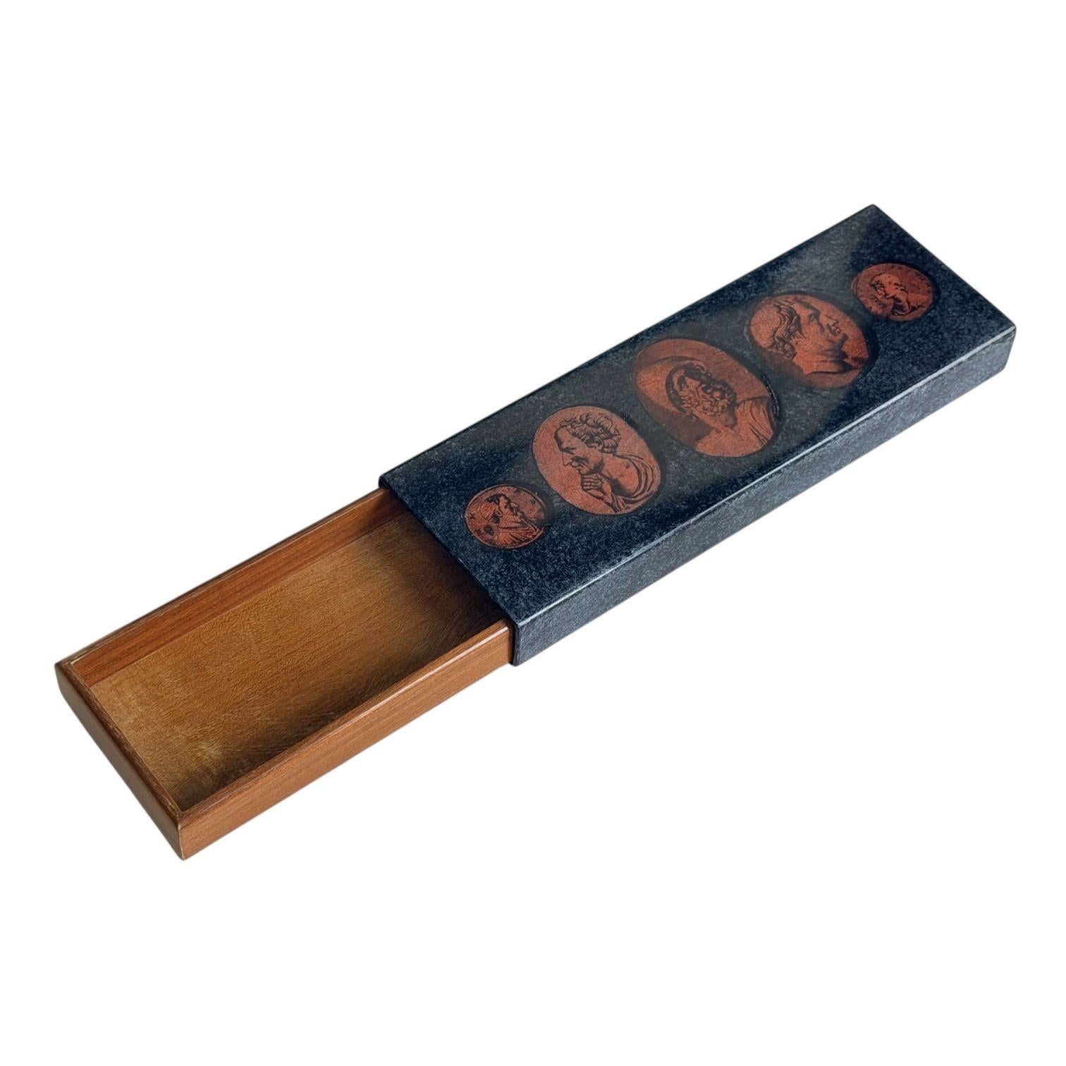 Metà XX secolo Attribuito a Pierre Fornasetti Scatola di sigarette, 1960 in vendita