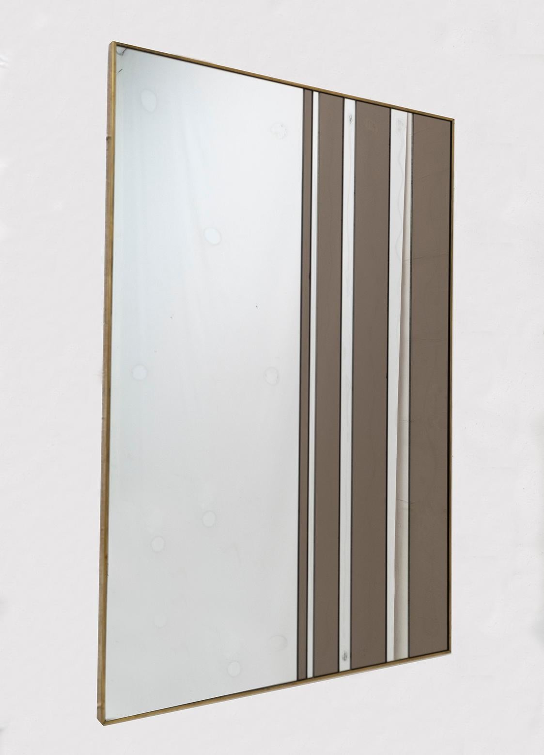 Grand miroir mural bicolore du milieu du siècle dernier avec cadre en laiton, attribué à Romeo Rega, années 1970.