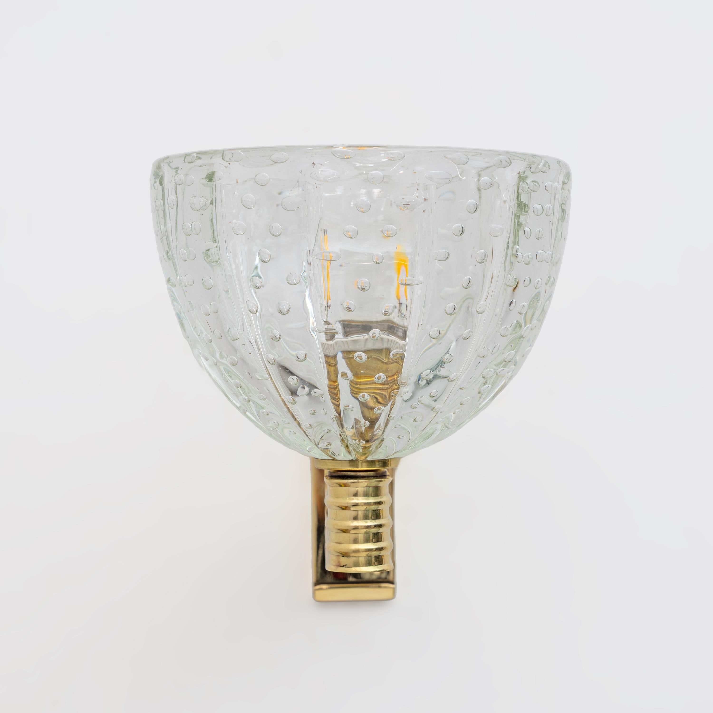 Cette fabuleuse paire d'appliques Art déco en verre de Murano est entièrement réalisée à la main et est attribuée à la célèbre verrerie Archimede Seguso. Elles sont entièrement décorées selon la technique du Pulegoso. Cela signifie qu'ils présentent