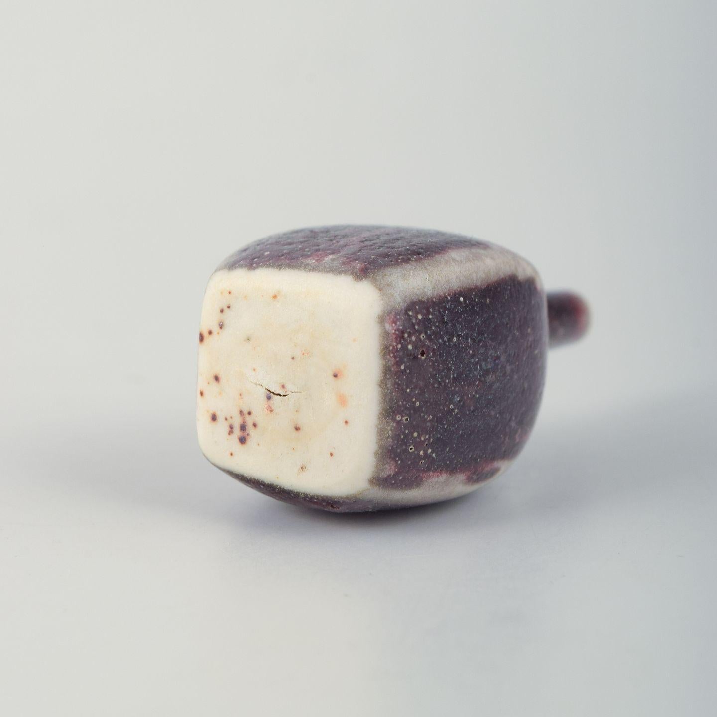 Suédois Attribué à Stig Lindberg, vase miniature en grès, pour Gustavsberg Studio. en vente