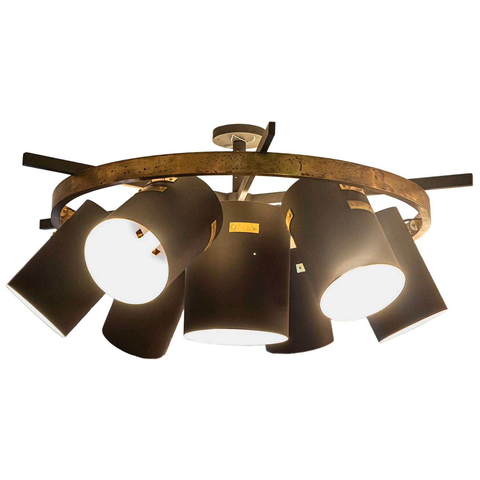 Attributed to Stilnovo (1946-1988), pair of large chandeliers,
Brass, enameled metal,
Prod. Stilnovo,
Italy, circa 1955.

Measures: Height 54 cm, diameter 138 cm.
