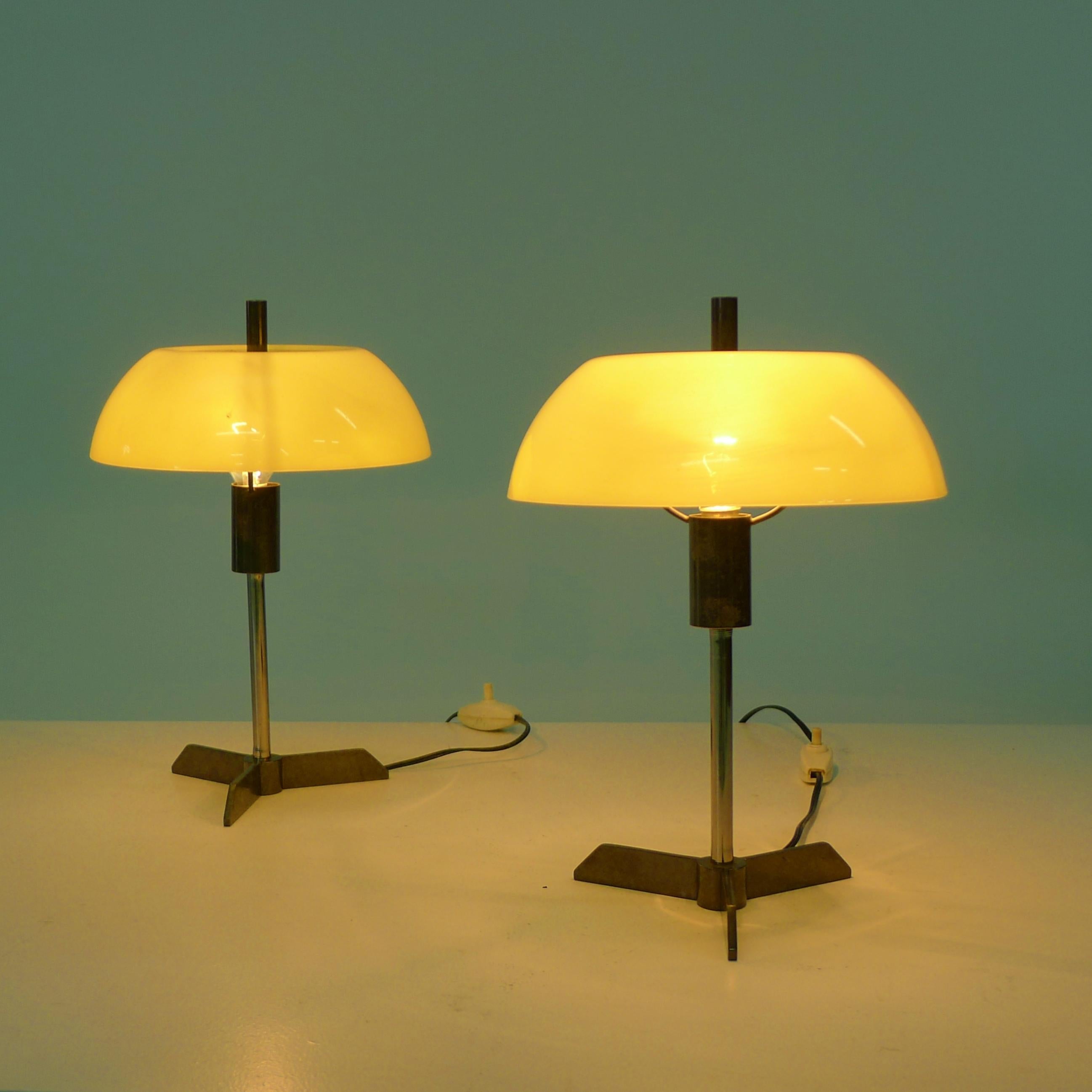 Stilux zugeschrieben, Paar italienische Tischlampen aus den 1950er Jahren, gelbes Acryl und Messing im Angebot 7