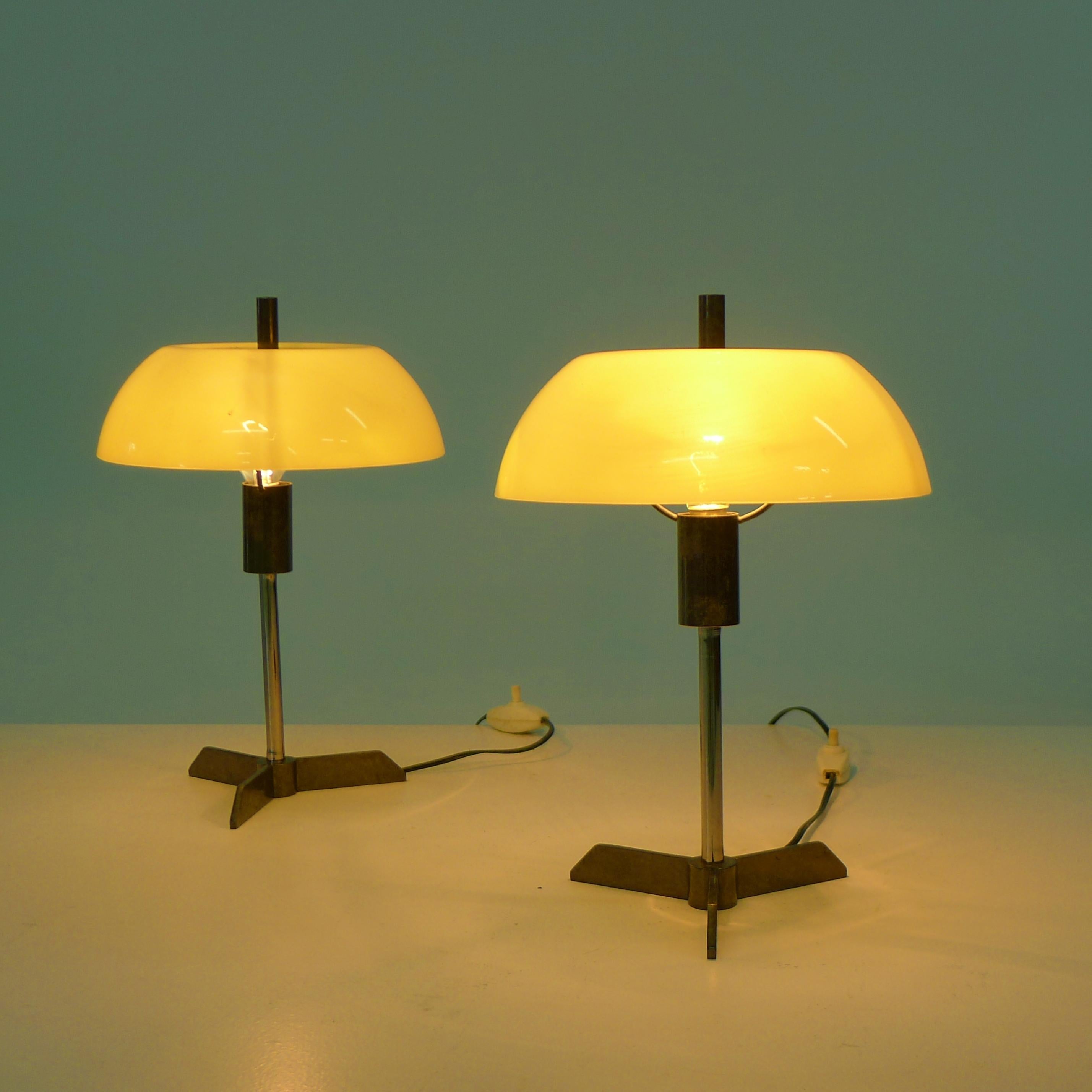 Stilux zugeschrieben, Paar italienische Tischlampen aus den 1950er Jahren, gelbes Acryl und Messing im Angebot 8