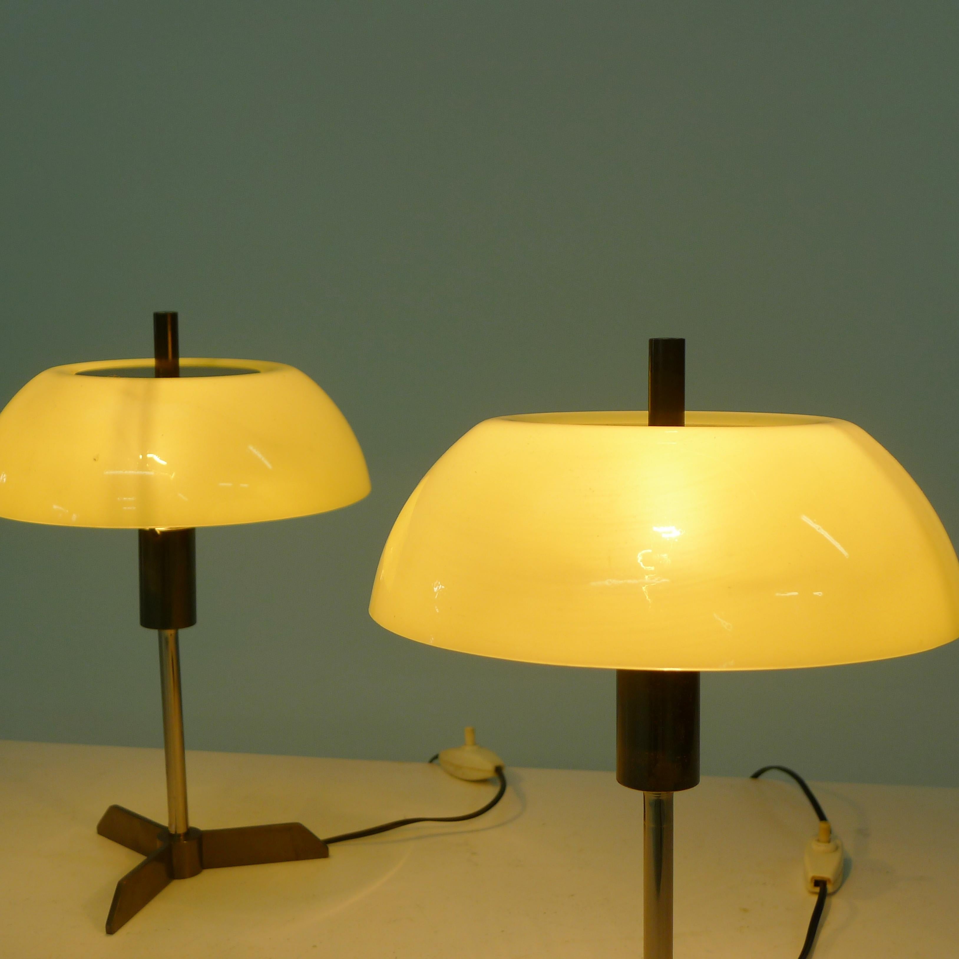 Stilux zugeschrieben, Paar italienische Tischlampen aus den 1950er Jahren, gelbes Acryl und Messing im Angebot 9