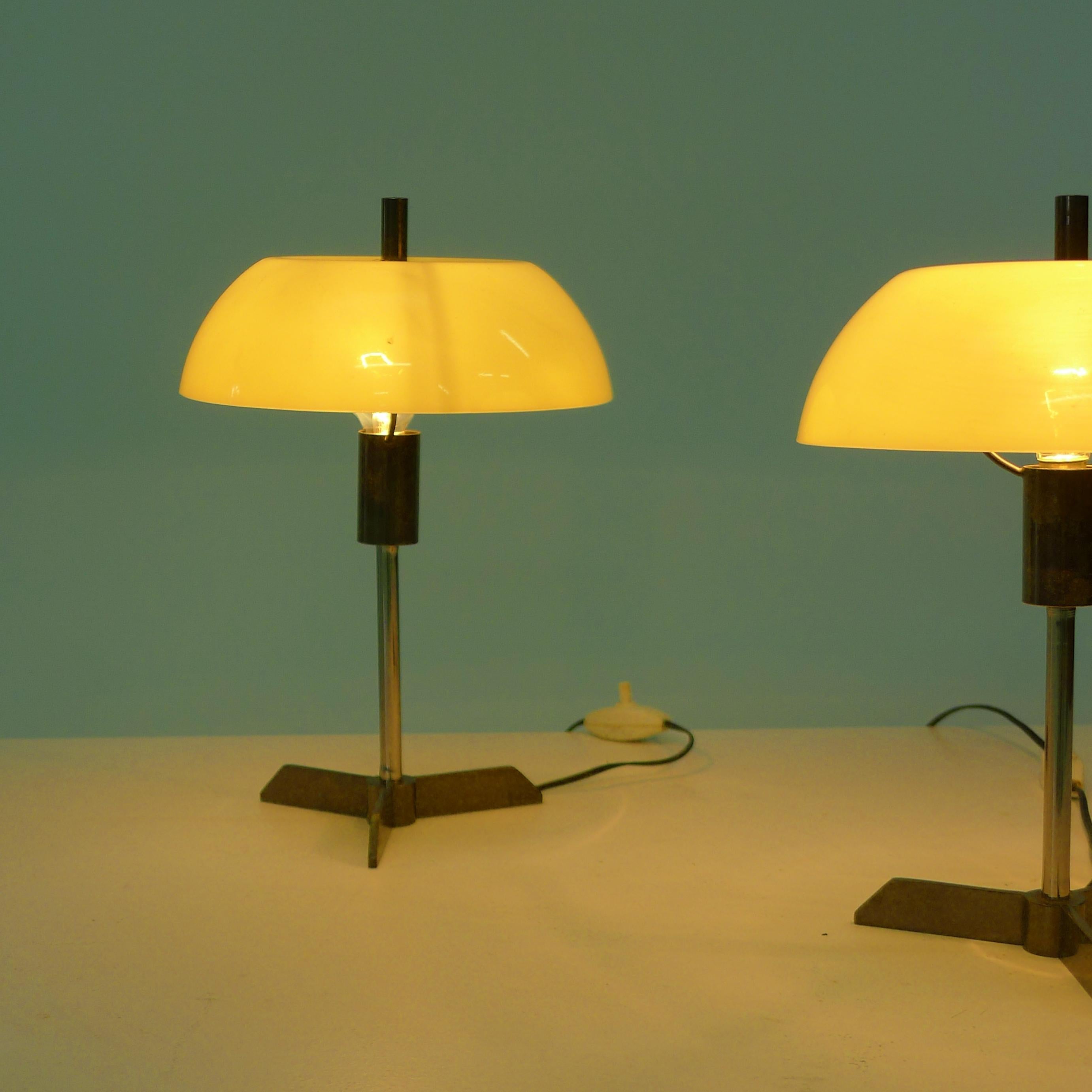 Stilux zugeschrieben, Paar italienische Tischlampen aus den 1950er Jahren, gelbes Acryl und Messing im Angebot 11