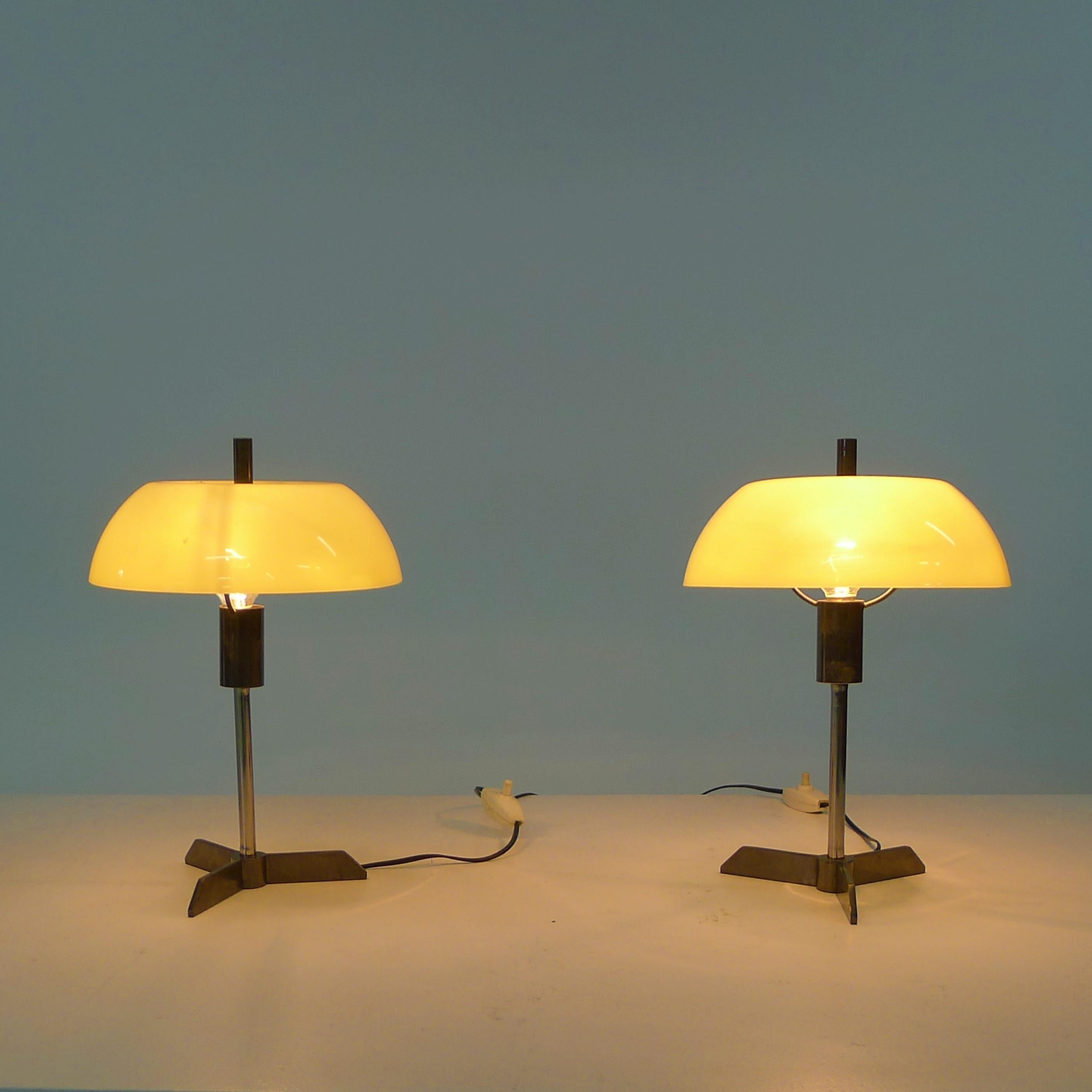 Paar italienische Vintage-Tischleuchten aus den 1950er Jahren, Design Stilux zugeschrieben

Butterblumengelbe Acrylschirme auf Messingstützen, jeweils auf einem vernickelten Messingstativ stehend

28 cm hoch, 19,5 cm Durchmesser

Neu verkabelt und