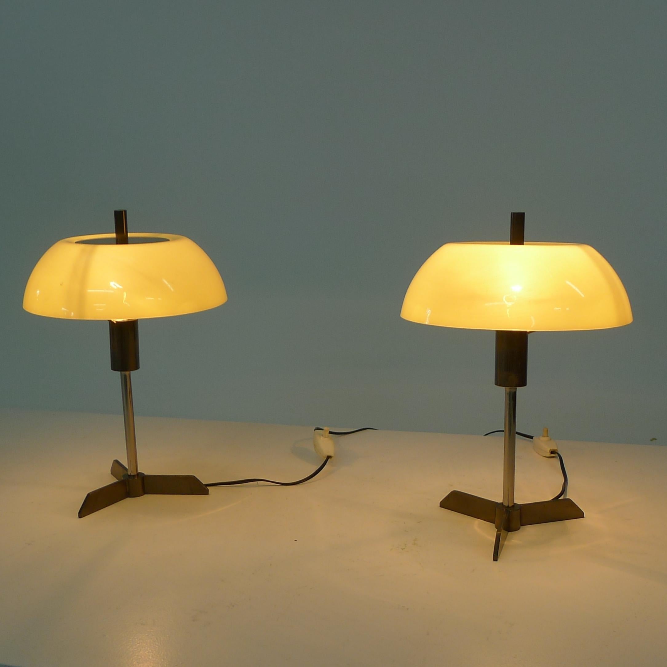 Stilux zugeschrieben, Paar italienische Tischlampen aus den 1950er Jahren, gelbes Acryl und Messing (Moderne der Mitte des Jahrhunderts) im Angebot