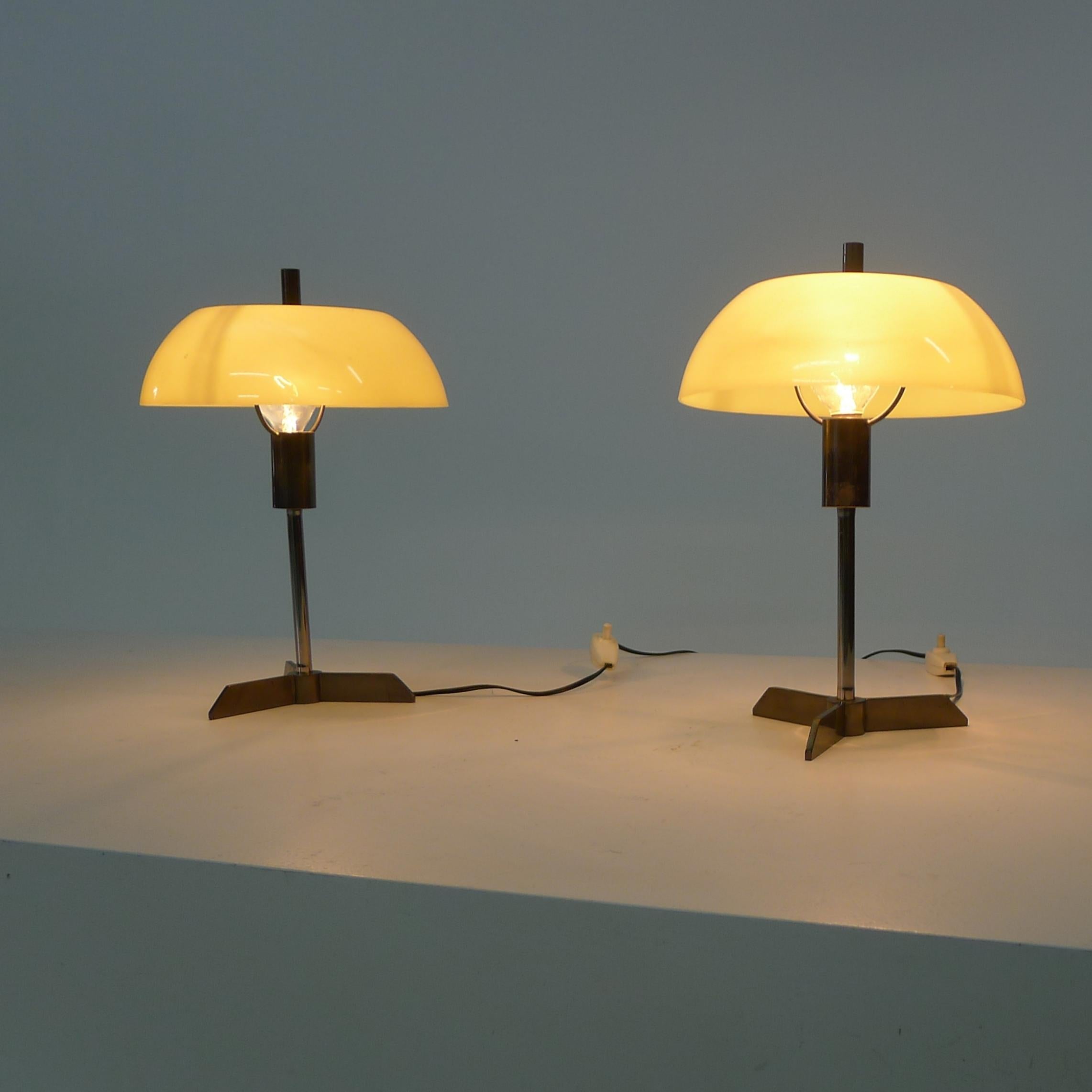 Stilux zugeschrieben, Paar italienische Tischlampen aus den 1950er Jahren, gelbes Acryl und Messing (Italienisch) im Angebot