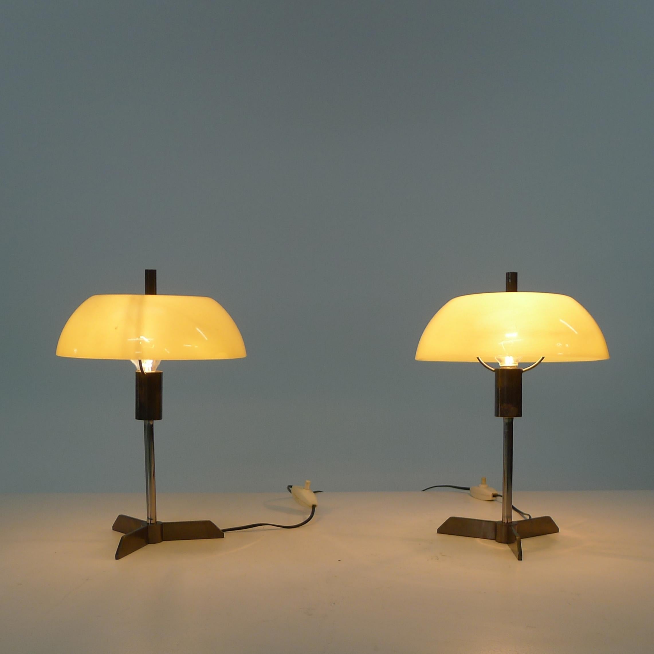 Stilux zugeschrieben, Paar italienische Tischlampen aus den 1950er Jahren, gelbes Acryl und Messing im Zustand „Gut“ im Angebot in Wargrave, Berkshire