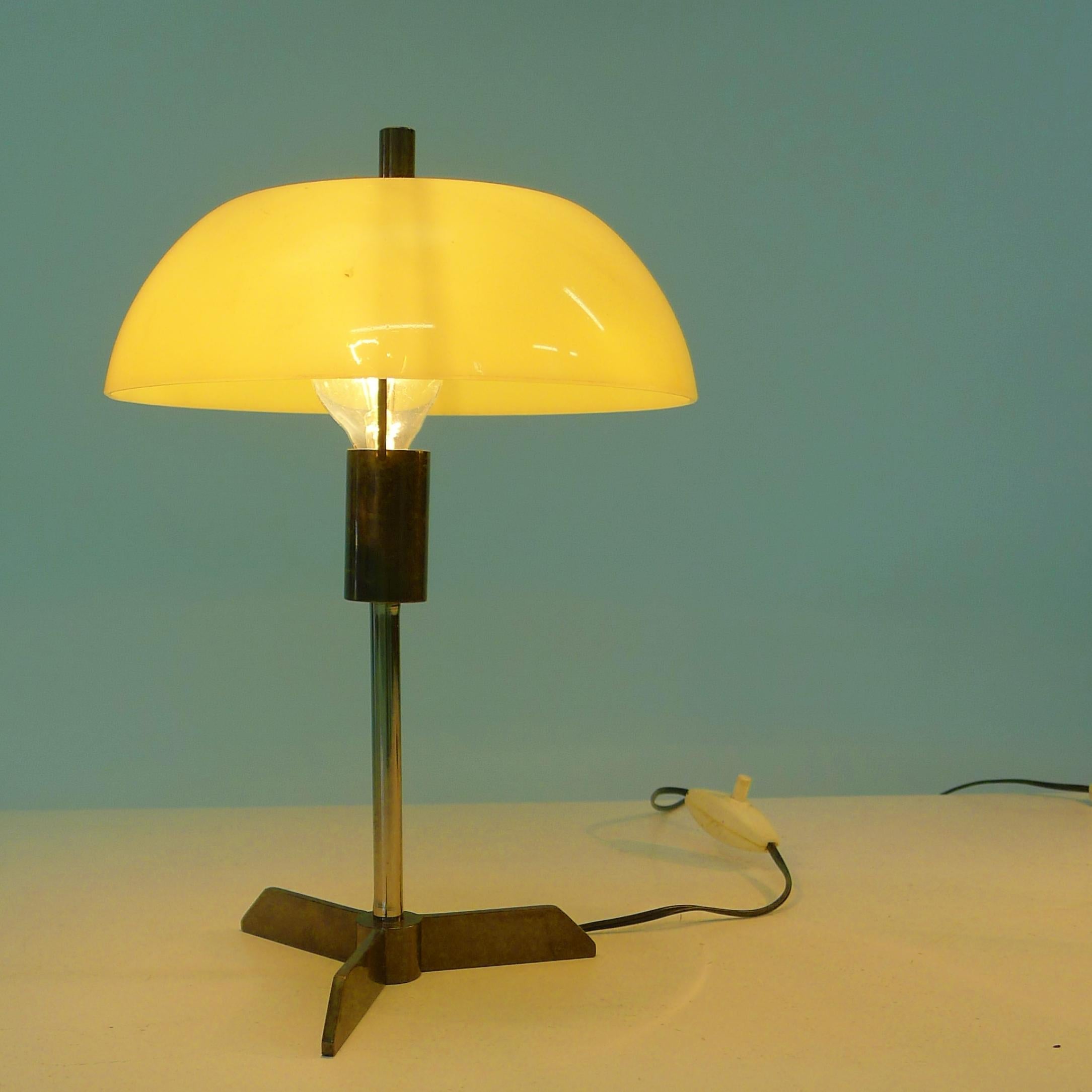 Stilux zugeschrieben, Paar italienische Tischlampen aus den 1950er Jahren, gelbes Acryl und Messing (Mitte des 20. Jahrhunderts) im Angebot