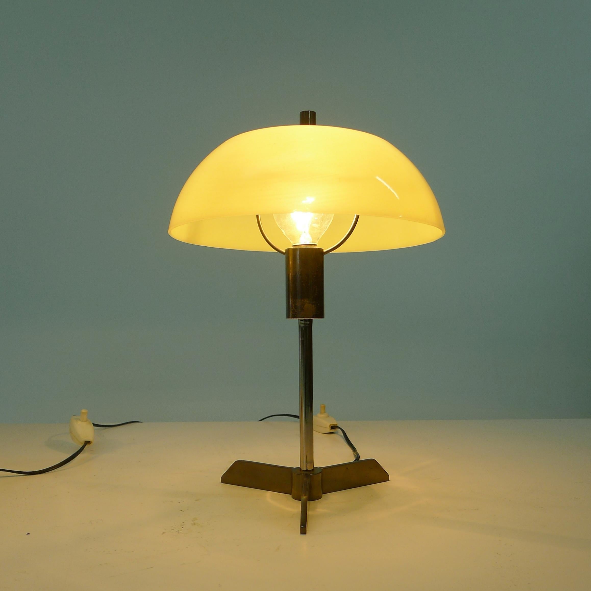 Stilux zugeschrieben, Paar italienische Tischlampen aus den 1950er Jahren, gelbes Acryl und Messing im Angebot 1
