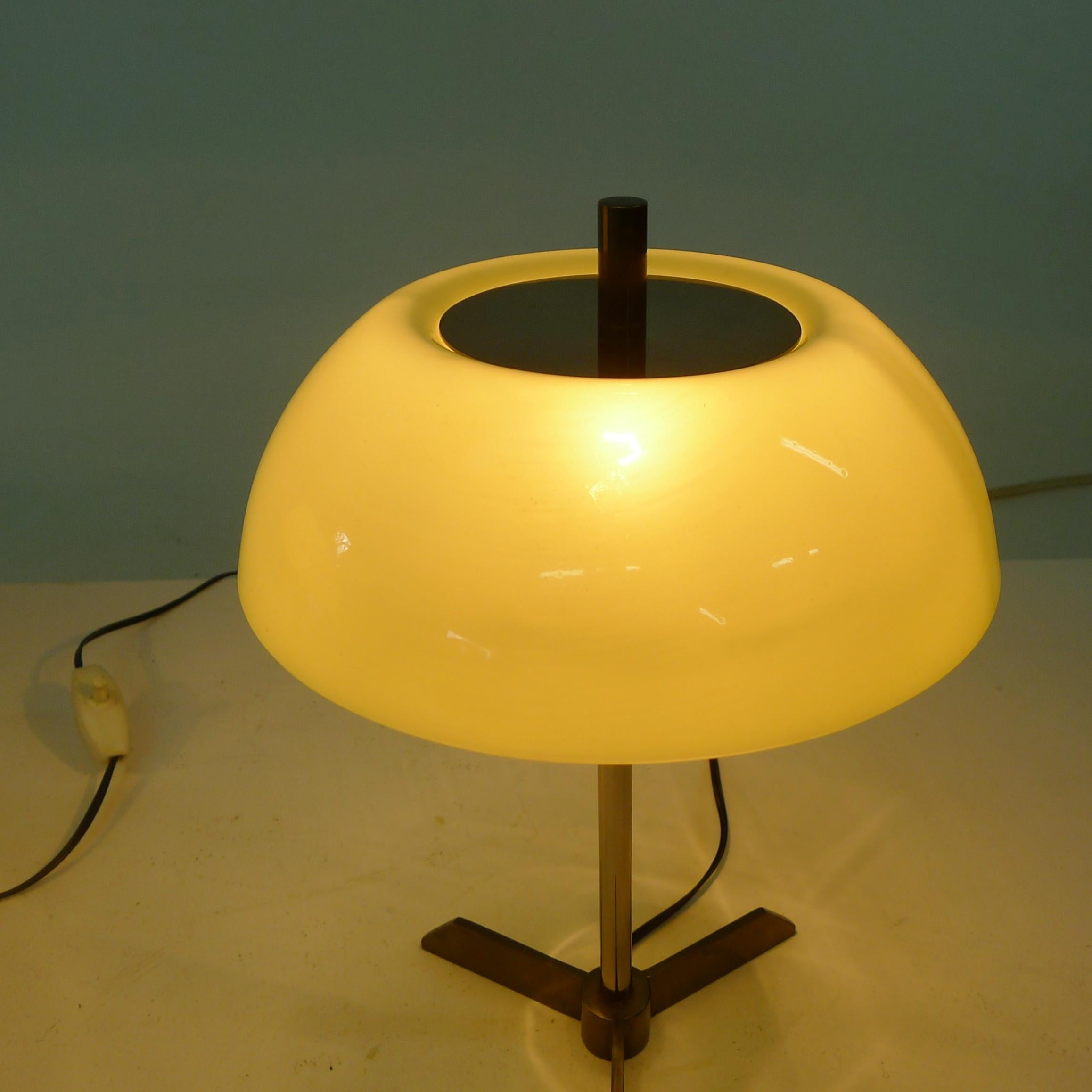 Stilux zugeschrieben, Paar italienische Tischlampen aus den 1950er Jahren, gelbes Acryl und Messing im Angebot 2