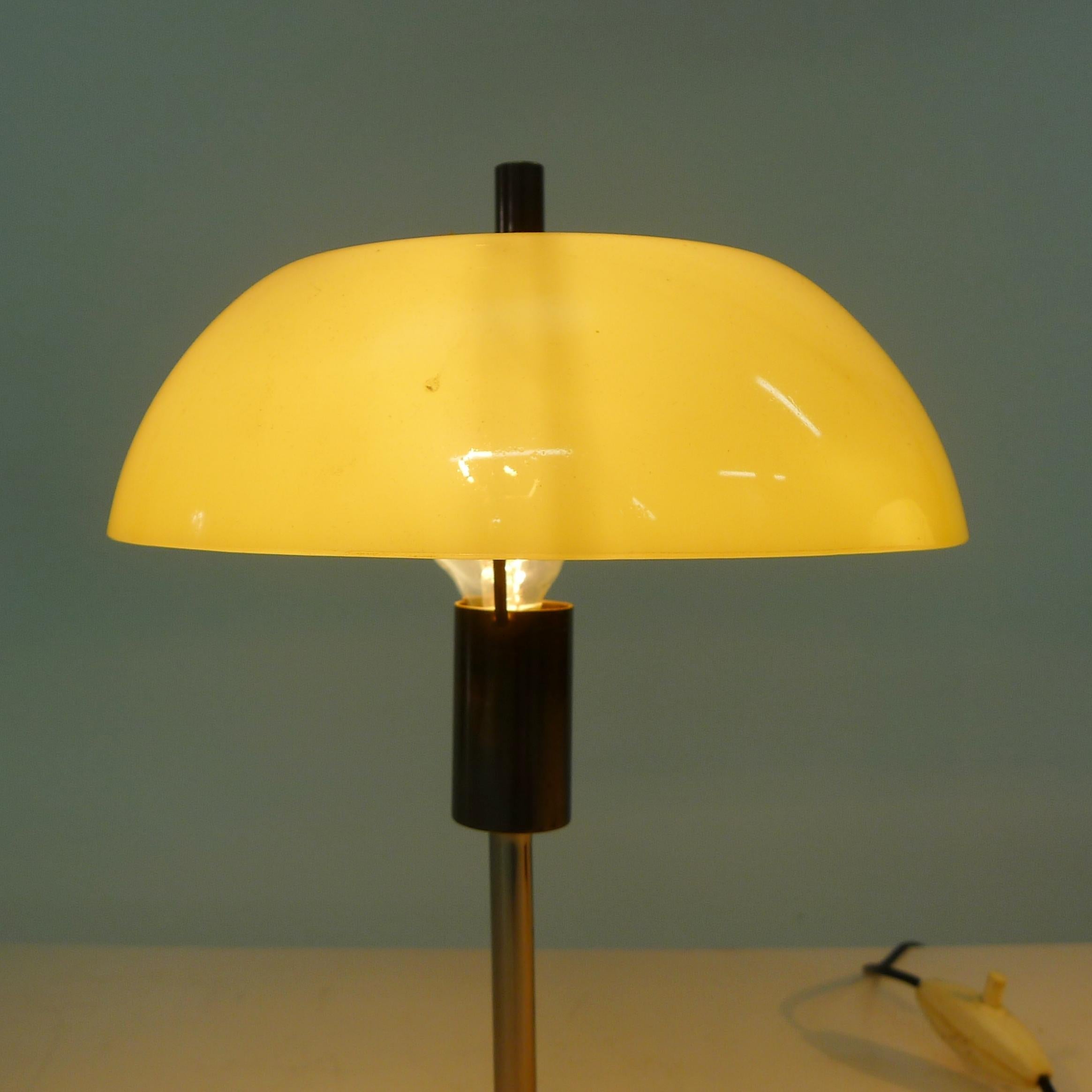 Stilux zugeschrieben, Paar italienische Tischlampen aus den 1950er Jahren, gelbes Acryl und Messing im Angebot 3