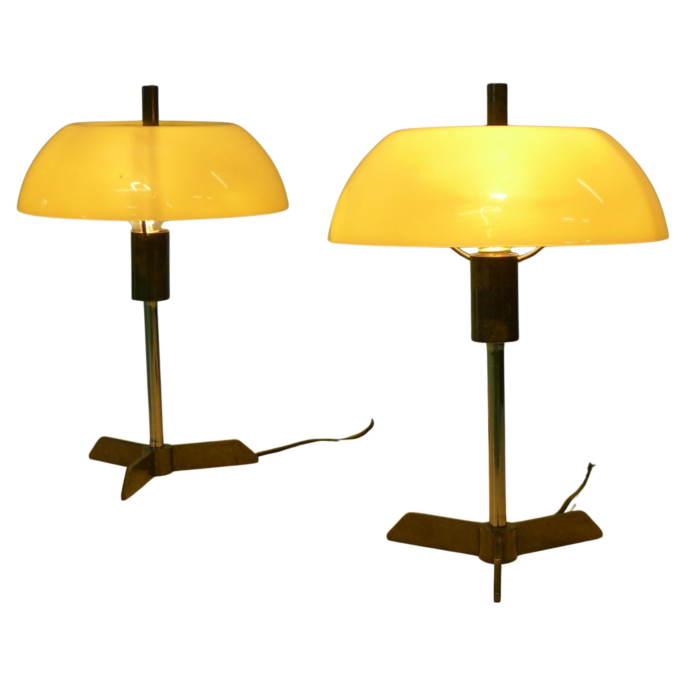 Stilux zugeschrieben, Paar italienische Tischlampen aus den 1950er Jahren, gelbes Acryl und Messing im Angebot