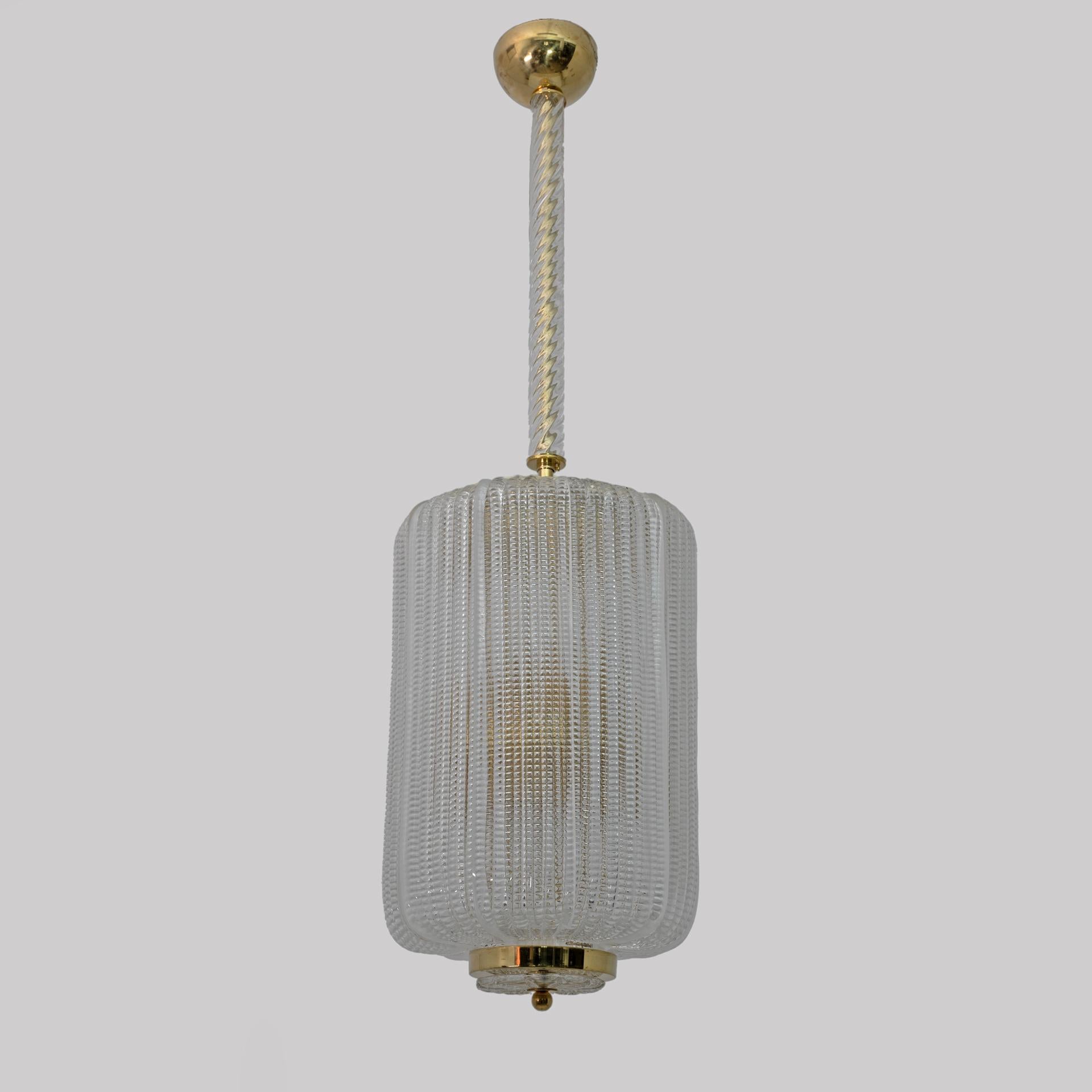 Art Deco style lantern chandelier with brass structure and roped glass diffuser, attributed to the architect and designer Tomaso Buzzi, ceiling lamp mod. 5265, from 1936.
Height of glass body 17.75 inches, 45 cm, with six E27 or E26 lamp holders for