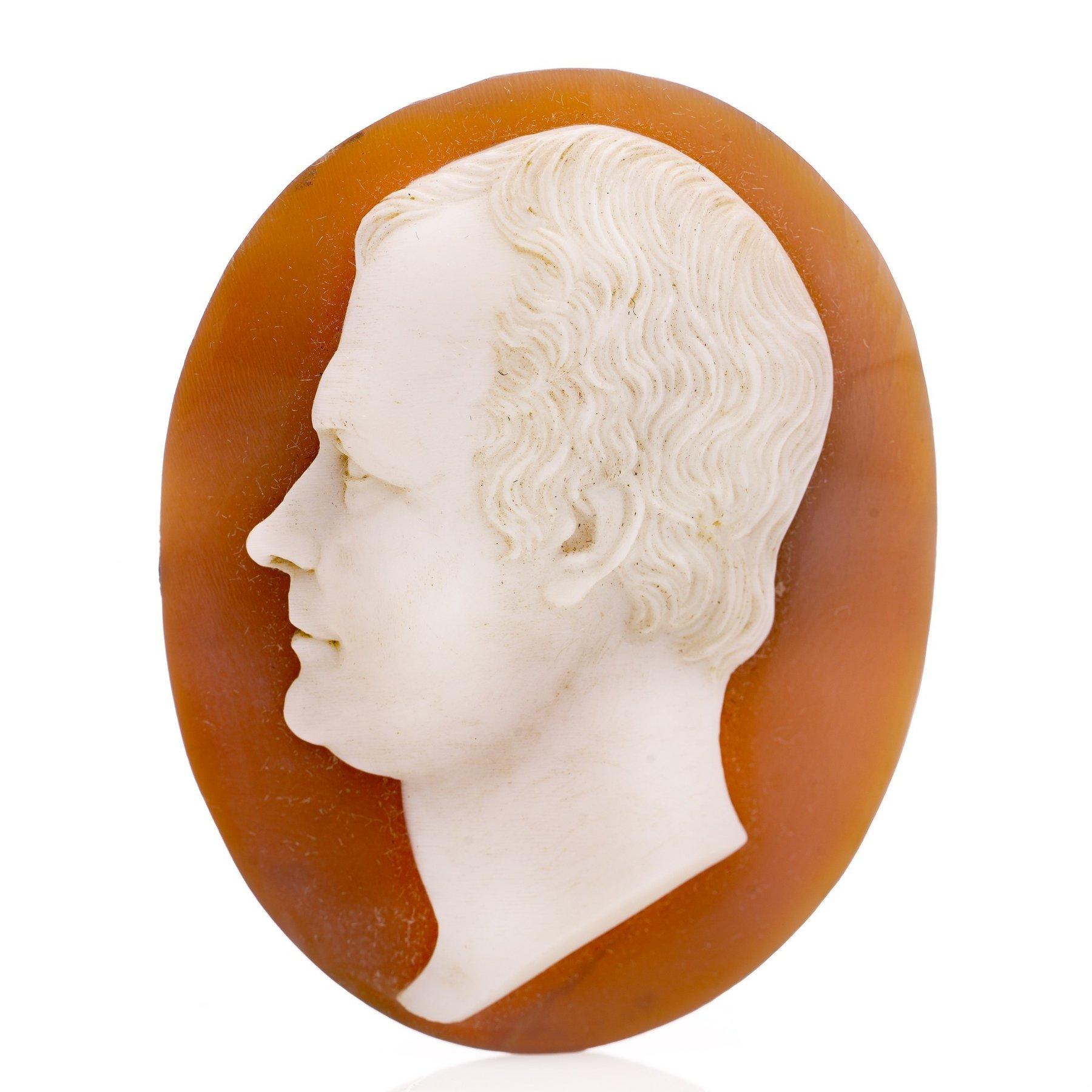 Atribuida a Tomasso Saulini ( italiano 1793 - 1864 ) placa broche camafeo de cornalina con retrato de hombre. 

Dimensiones:
Altura x anchura profundidad: 4,1 x 3,2 x 0,4 cm 
Peso: 9 gramos

Estado: Este artículo de segunda mano presenta desgaste